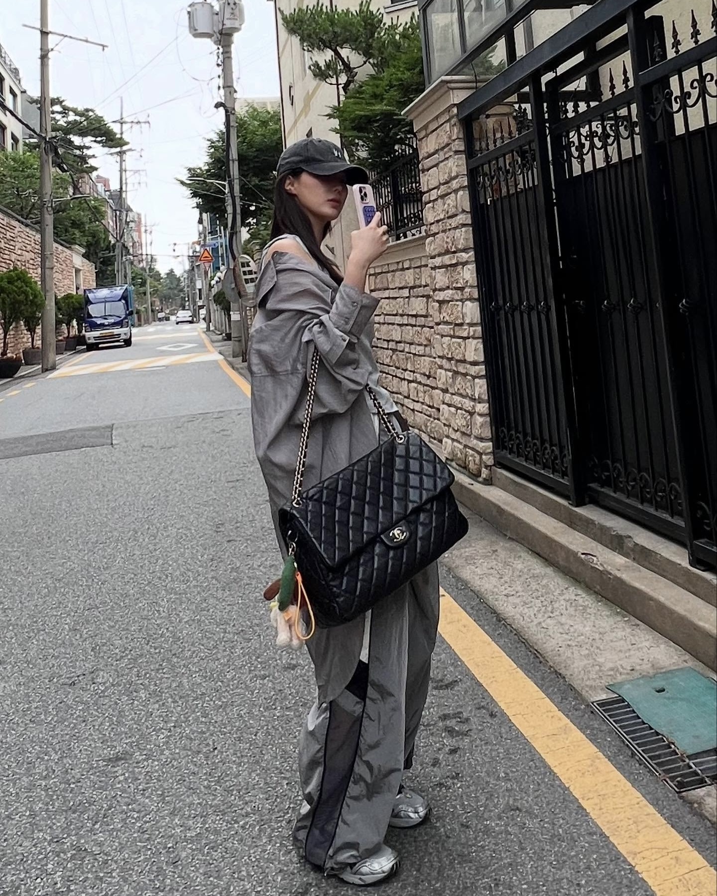 노트북이 들어간다고??
실용성 끝판왕 빅백, 왜 셀럽 애착백인지 알겠어요🤍🖤

셀럽픽 명품 빅백 3가지를 소개합니다.

1. 보테가베네타 라지 홉, 770만 원대
장희령이 든 이 가방은 브랜드의 시그니처인 인트레치아토 위빙 디테일이 돋보이는 화이트 쇼퍼백입니다. 스커트와 운동화에 컬러 톤을 맞춰 전체적인 룩의 밸런스를 잡아주는 동시에, 캐주얼한 스타일에 감각적인 포인트를 주었습니다.

2. 샤넬 맥시 클래식 플랩백, 1769만 원대
임수향의 상체만 한 빅백은 블랙 캐비어 가죽과 골드 체인이 어우러진 샤넬의 클래식 백으로, 이 아이템만으로도 하이엔드 무드를 끌어올려 줍니다. 톤온톤 그레이 컬러의 스트릿 웨어에 매치해 하이엔드 무드를 더해주었습니다.

3. 더 로우 아이다호 코튼 백, 220만 원대
차정원이 선택한 숄더백은 짧은 핸들이 달린 토트백으로, 넓은 옆면 덕분에 사이즈 대비 수납력이 뛰어난 가방입니다. 심플한 셔츠와 매치해 캐주얼한 스타일에 세련된 느낌을 더하며, 데일리 백으로 활용하기 제격입니다. 이미지5