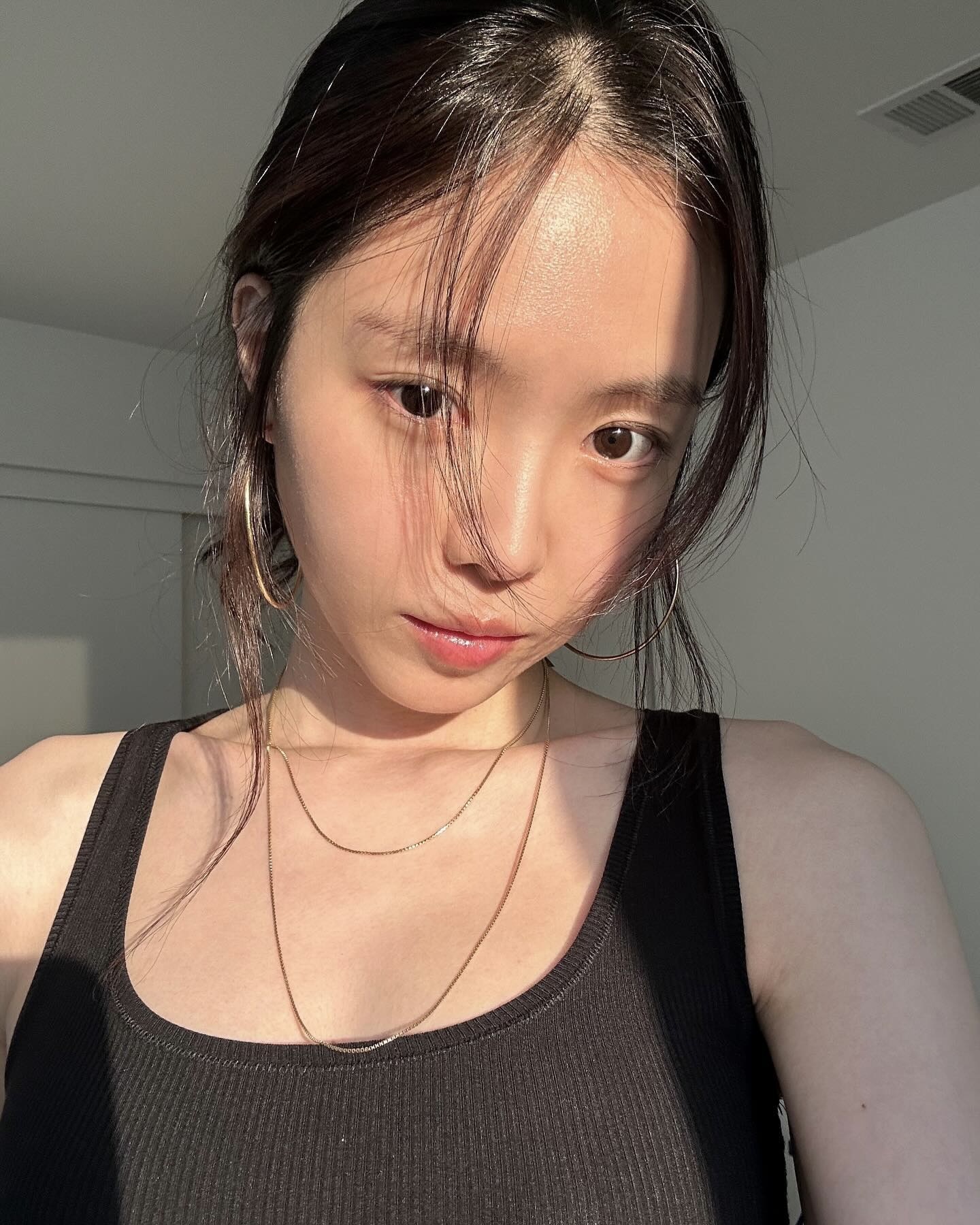 목걸이 하나? 요즘 누가 그렇게 해🤷🏻‍♀️ 목걸이도 여러 개 레이어링 하는 게 요즘 셀럽 공식이에요✨ 이미지