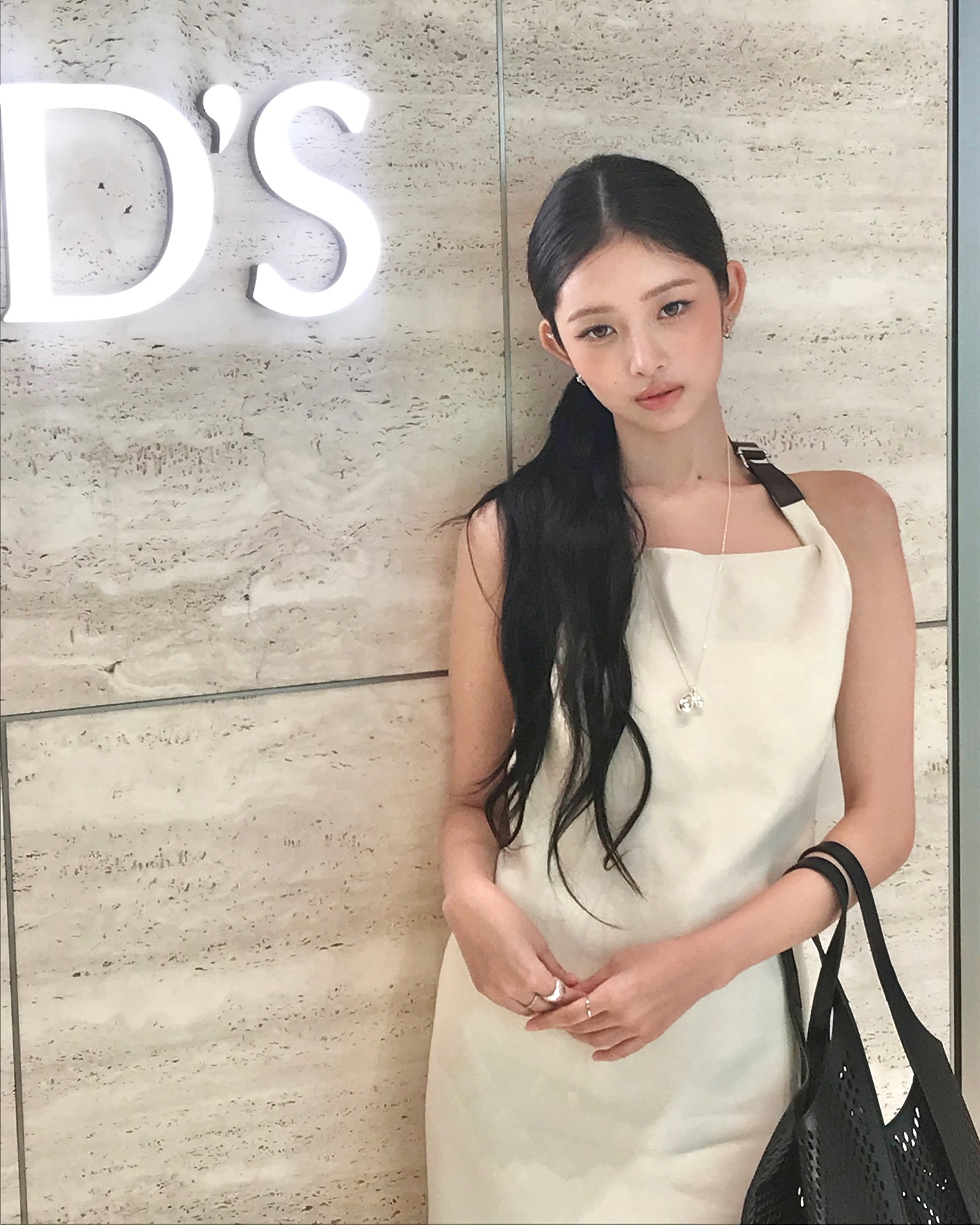 느좋 언니들의 그 머리💁🏻♀️
요즘 셀럽들과 SNS에서 자주 보이는 헤어스타일이 있습니다. 바로 ‘슬릭 백’ 헤어입니다.
잔머리 없이 깔끔하게 넘긴 이 스타일은 처음에는 다소 부담스럽게 느껴질 수 있지만, 막상 시도해보면 세련되고 깔끔한 분위기를 쉽게 연출할 수 있습니다.
더운 여름, 땀에 머리가 달라붙는 게 불편했다면 한 번쯤 시도해보는 건 어떨까요?✨ 이미지3