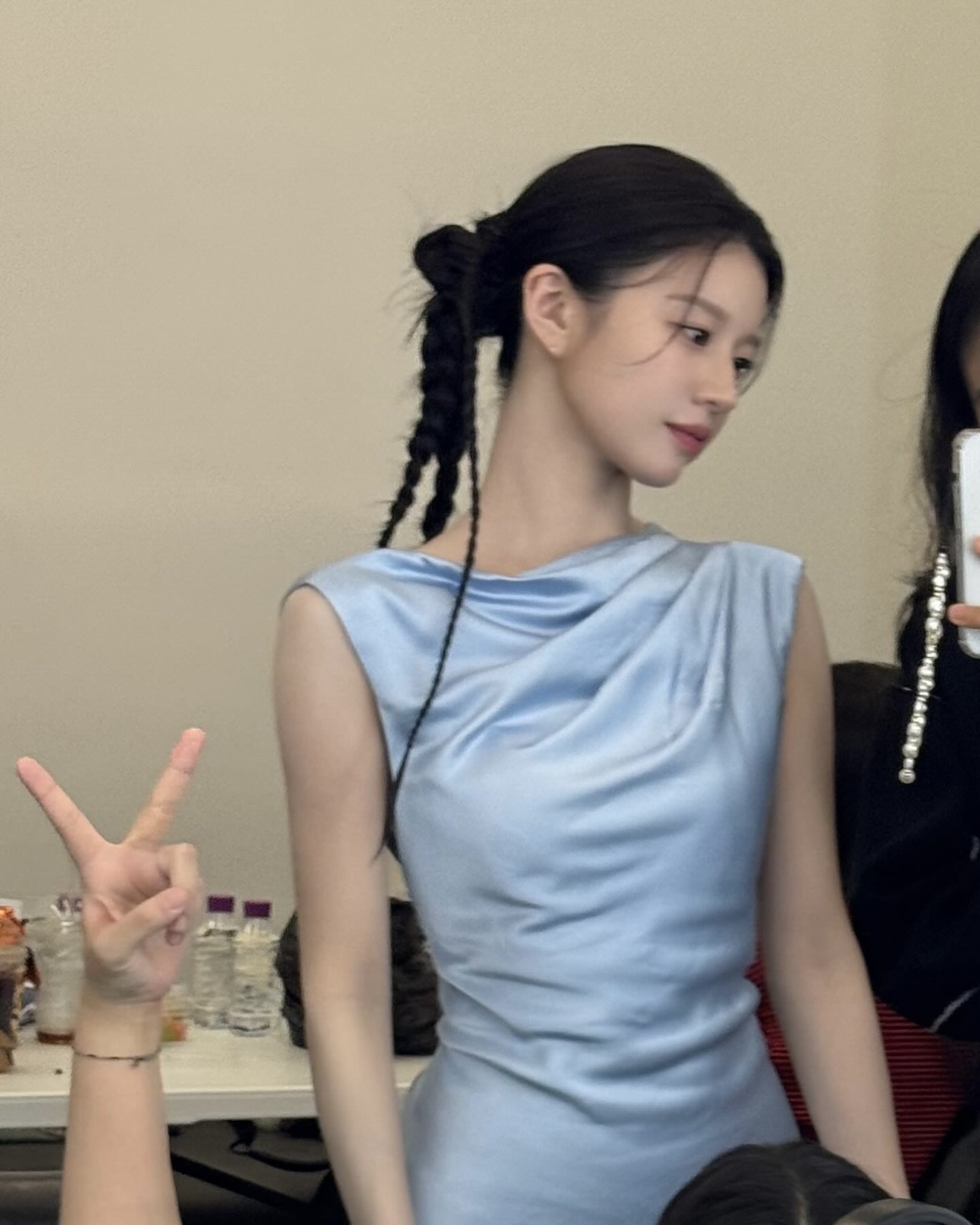 포니테일은 이제 그만!🙂‍↔️🤍
땋은 머리로 여름 헤어스타일링 시도하자✨ 이미지