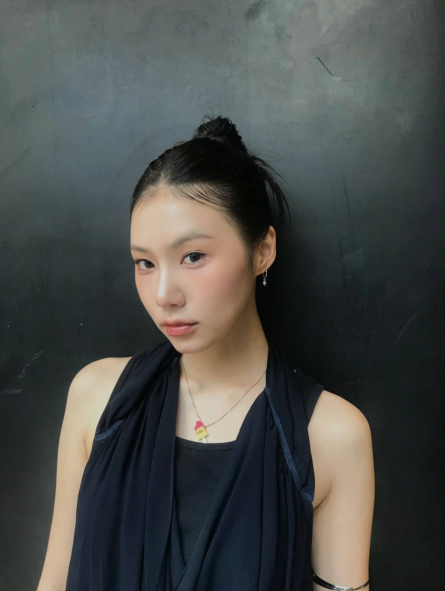 느좋 언니들의 그 머리💁🏻♀️
요즘 셀럽들과 SNS에서 자주 보이는 헤어스타일이 있습니다. 바로 ‘슬릭 백’ 헤어입니다.
잔머리 없이 깔끔하게 넘긴 이 스타일은 처음에는 다소 부담스럽게 느껴질 수 있지만, 막상 시도해보면 세련되고 깔끔한 분위기를 쉽게 연출할 수 있습니다.
더운 여름, 땀에 머리가 달라붙는 게 불편했다면 한 번쯤 시도해보는 건 어떨까요?✨ 이미지5