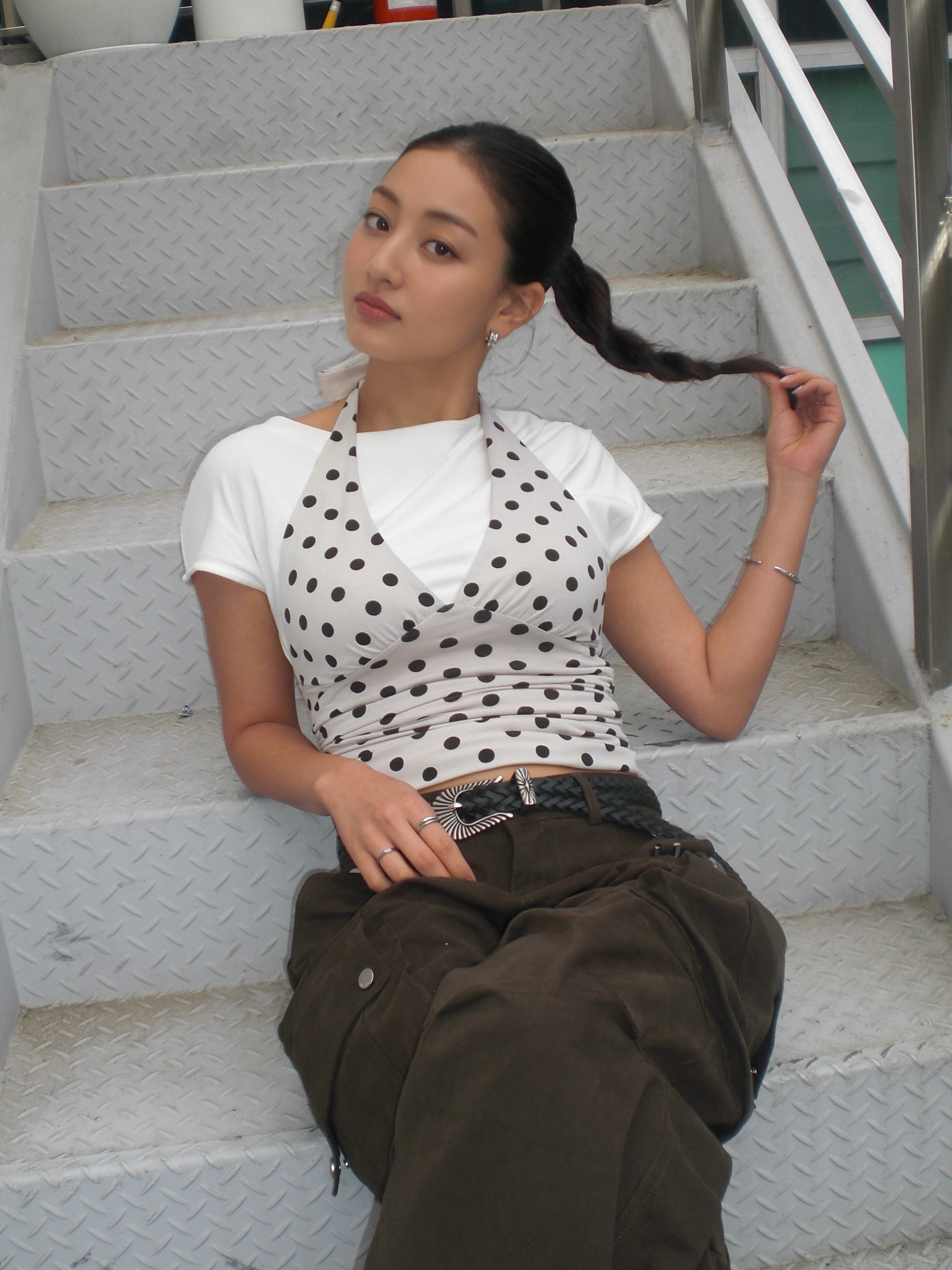 느좋 언니들의 그 머리💁🏻♀️
요즘 셀럽들과 SNS에서 자주 보이는 헤어스타일이 있습니다. 바로 ‘슬릭 백’ 헤어입니다.
잔머리 없이 깔끔하게 넘긴 이 스타일은 처음에는 다소 부담스럽게 느껴질 수 있지만, 막상 시도해보면 세련되고 깔끔한 분위기를 쉽게 연출할 수 있습니다.
더운 여름, 땀에 머리가 달라붙는 게 불편했다면 한 번쯤 시도해보는 건 어떨까요?✨ 이미지9