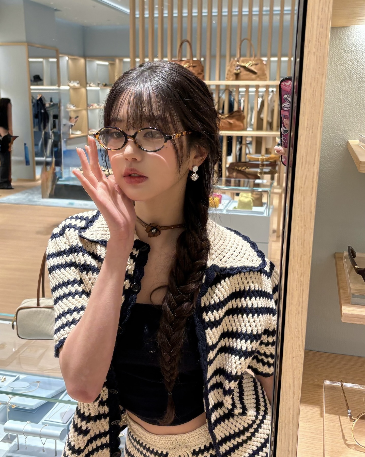 포니테일은 이제 그만!🙂‍↔️🤍
땋은 머리로 여름 헤어스타일링 시도하자✨ 이미지
