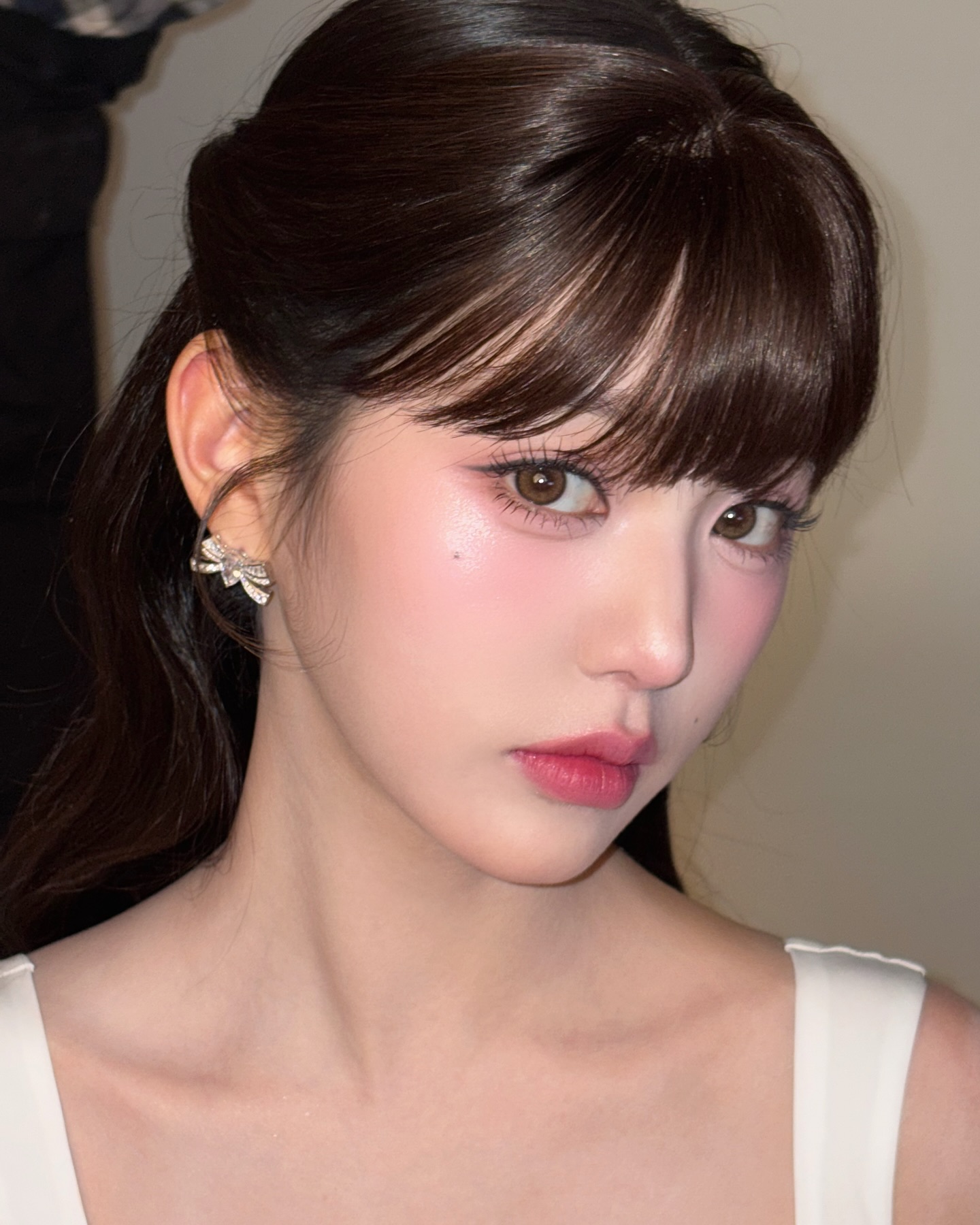 포인트 점으로 달라지는 매력🤍
작은 점 하나로 매력 포인트 완성하는 방법 4가지✨

위치에 따라 달라지는 인상, 나만의 매력점 포인트를 찾아보세요.

1. 눈썹 아래 - 제니
눈매를 또렷하게 강조해 도도하고 세련된 인상을 완성해줍니다.

2. 콧대 - 예리
콧대를 강조해 얼굴을 입체적으로 보이게 하고 세련미와 고급스러운 분위기를 더해줍니다. 

3. 눈 밑 & 볼 - 장원영
눈밑 점은 시선을 위로, 볼 점은 입체감을 더해 얼굴을 더 작고 상큼한 분위기를 완성해줍니다. 

4. 입꼬리 아래 - 카리나
자연스러운 미소를 돋보이게 해 부드럽고 매력적인 분위기를 연출합니다. 이미지6