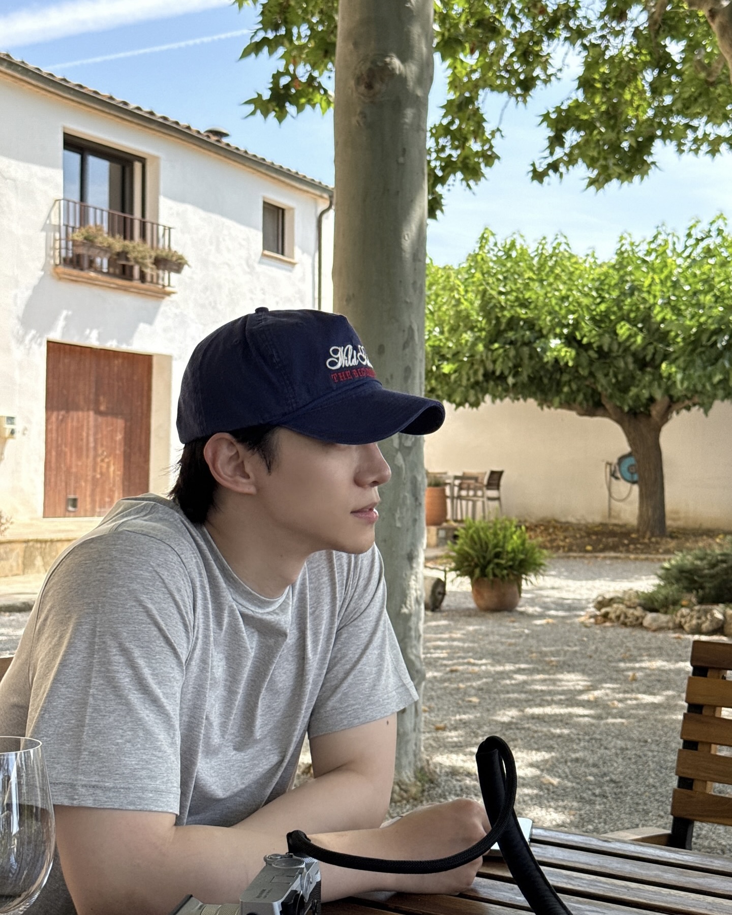 이번 주말 데이트는 모자와 함께
반팔과 함께 착용하면 좋은, 셀럽이 선택한 모자 정보 3가지 🧢

1. 에이펙스 트윈 볼캡 블랙
영국 뮤지션 에이펙스 트윈의 상징적인 로고가 프린트된 볼캡입니다. 모자의 로고와 나이키 스우시가 포인트 역할을 해, 심플하지만 센스 있는 스타일링을 완성했습니다.

2.에임 레온 도르 나일론 유니어스피어 햇 프리스틴 멀티
화이트와 네이비의 배색, 브랜드 감성이 담긴 로고가 특징인 모자입니다. 모자를 거꾸로 착용해 앞면은 미니멀하게, 뒷면은 스트릿하게 연출하며 상반된 무드를 조화롭게 보여줬습니다.

3. 자라 워시드 자수 캡
일반적인 볼캡과는 다른 디테일을 지닌 모자입니다. 빈티지한 색감과 개성 있는 실루엣이 룩에 포인트를 더해, 미니멀하면서도 단조롭지 않은 스타일을 완성했습니다. 이미지7
