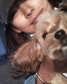반려동물 키운 사람은 다 아는 감정
최근 '유 퀴즈 온 더 블럭'에 출연한 이효리는 오랫동안 함께한 반려견이자 무지개다리를 건넌 순심이에 대한 이야기를 들려줬는데요.
반려동물을 키워본 분들이라면 공감할 수밖에 없는 이 감정에 방송을 보던 많은 시청자들도 뭉클함을 느꼈습니다.
이효리는 SNS를 통해 순심이와의 행복한 일상을 공개해왔으며, 방송 스케줄과 화보 촬영에도 늘 함께하며 각별한 애정을 드러냈습니다.
함께하는 시간은 언젠가 끝나지만, 반려동물이 주는 사랑은 평생 잊을 수 없는데요. 이효리와 순심이가 쌓아온 소중한 추억을 슬라이드를 넘겨 함께 만나보세요. 이미지6