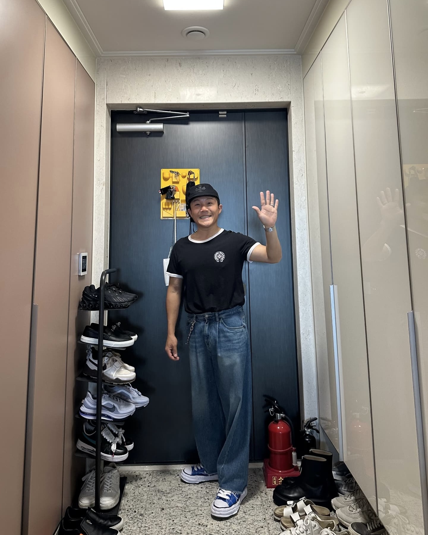 크롬하츠 온 더 캐주얼룩 스타일  조세호의 크롬하츠 아이템 정보와 스타일링 비법 2가지 🥬⛓️⁠ ⁠ 조세호가 착용한 크롬하츠 아이템과 디테일한 스타일링 비법을 분석해봤습니다.⁠ ⁠ 캐주얼룩과 크롬하츠의 조합은 어울리지 않을 것 같지만, 조세호 만의 스타일링을 통해 캐주얼 스트릿의 정석을 보여줬습니다.⁠ ⁠ 1. 크롬하츠 빈티지 블랙 스크롤 로고 반팔 티셔츠⁠ 크롬하츠의 시그니처인 홀스슈 로고가 들어간 크롭 기장의 반팔 티셔츠입니다. 홀스슈 로고로 스트릿한 무드를 연출하였고, 티셔츠를 넣어 입는 스타일링을 통해 하체의 시각적 비중을 높여, 전체적으로 키가 커 보이는 효과를 연출했습니다.⁠ ⁠ 2. 크롬하츠 크로스 패치 베이스볼 캡 블루⁠ 십자가 모양의 크로스 패치가 불규칙하게 디자인된 모자입니다. 옐로 컬러의 헨리넥 티셔츠와의 보색 대비를 통해 룩에 포인트를 주었으며, 전체적으로 깔끔한 캐주얼룩 코디에 스트릿한 아이템을 미스매치하여 개성을 더했습니다.⁠ 이미지