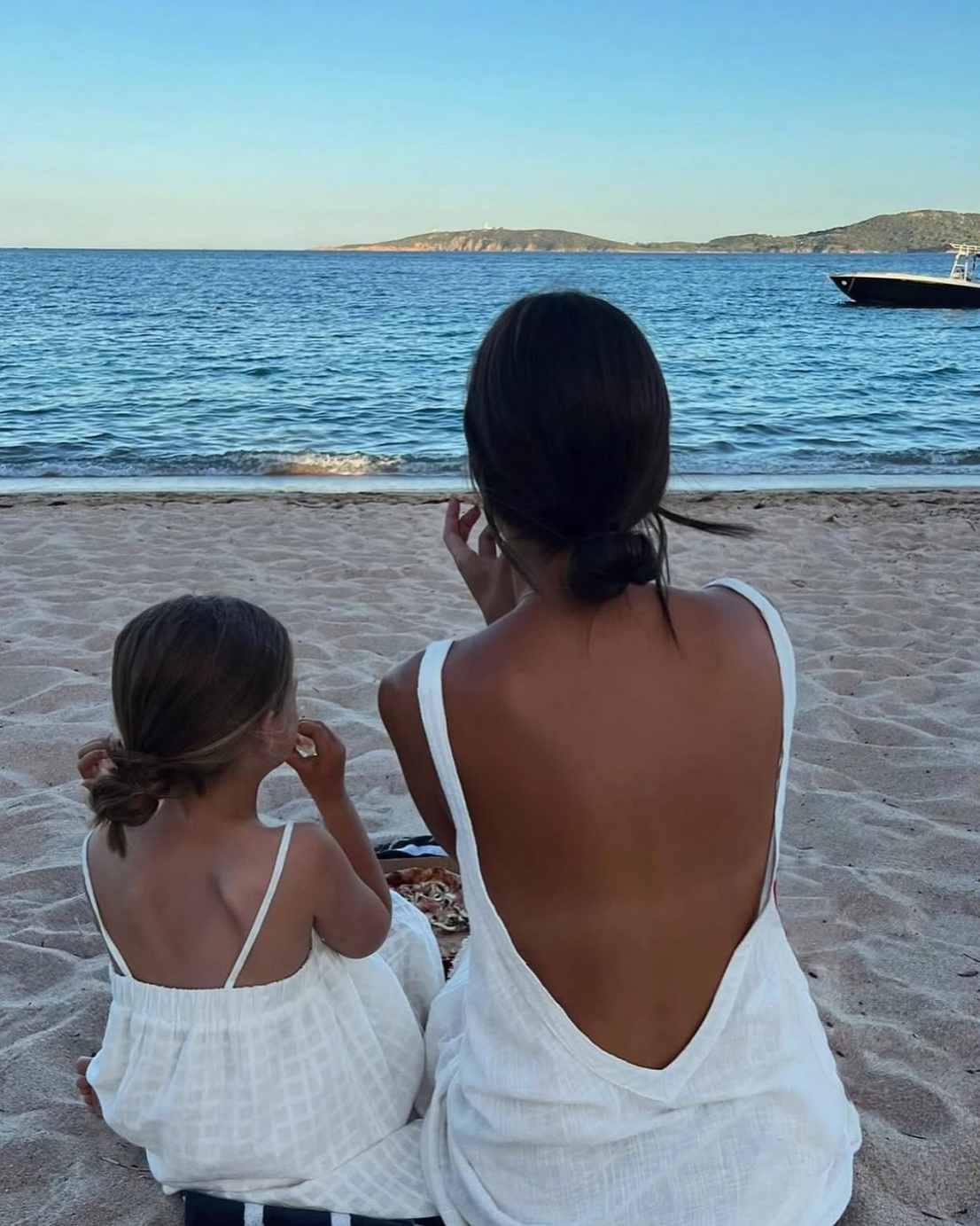 엄마와 딸 워너비 커플룩👩‍👧💞
컬러, 아이템, 무드 중 하나만 통일해도 완성! 참고해보세요🤍 이미지4