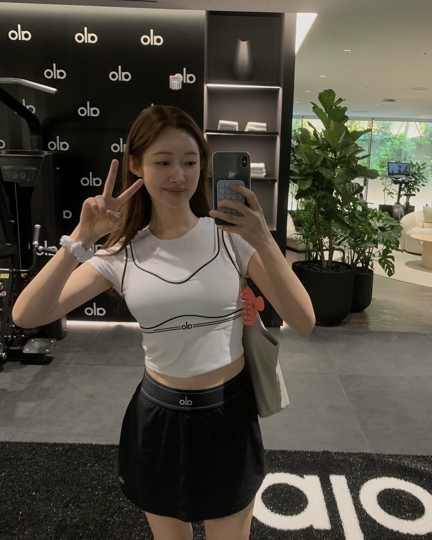 알로 요가웨어, 일상룩이 돼🩶
요가웨어 입고 어디까지 예쁠 수 있나요?☺️
운동복도 스타일리시하게, 차정원의 알로 원마일웨어룩을 소개합니다.
1. 리브드 프로스퍼 탱크, 블랙, 9만 원대
부드럽고 가벼운 리브드 모달 원단으로 제작된 슬리브리스 탑으로, 바디를 감싸는 핏의 디자인이 특징입니다. 연청 와이드 데님과 매치해 , 선글라스와 골드 체인 스트랩 백으로 원마일웨어 스타일을 완성했습니다.
2. 에어브러쉬 하트 트로브 브라, 화이트, 10만 원대
부드러운 에어브러쉬 원단에 콘투어 파이핑 디테일 브라톱으로, 스쿱넥 디자인이 특징입니다. 브라톱에 크롭 티셔츠를 레이어드하고, 블랙 스커트로 스포티한 무드를 연출했으며, 스크런치와 숄더백을 더해 캐주얼한 스타일을 완성했습니다.
차정원이 착용한 아이템들은 한국 알로 매장에서 직접 만나볼 수 있습니다. 이미지5