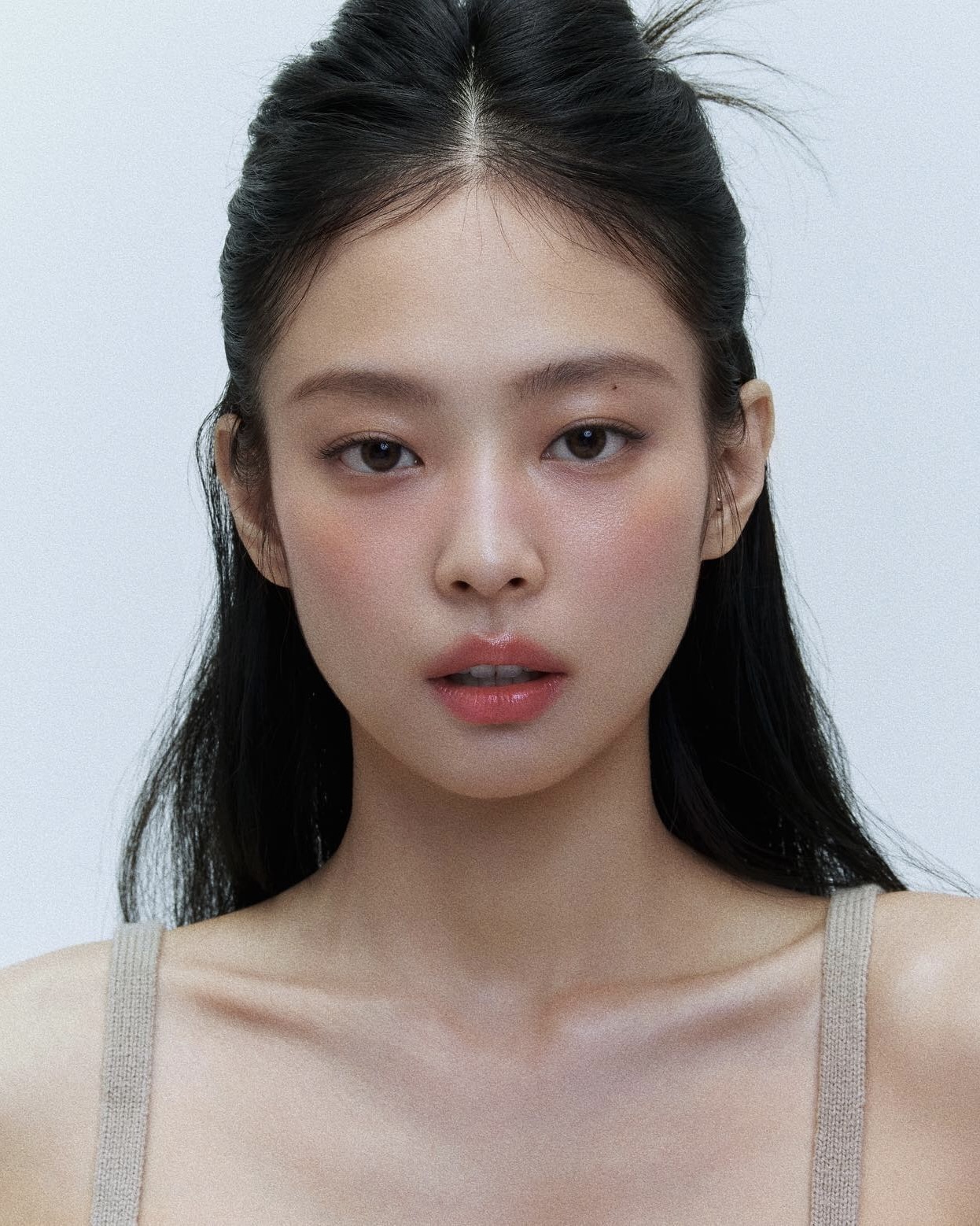 포인트 점으로 달라지는 매력🤍
작은 점 하나로 매력 포인트 완성하는 방법 4가지✨

위치에 따라 달라지는 인상, 나만의 매력점 포인트를 찾아보세요.

1. 눈썹 아래 - 제니
눈매를 또렷하게 강조해 도도하고 세련된 인상을 완성해줍니다.

2. 콧대 - 예리
콧대를 강조해 얼굴을 입체적으로 보이게 하고 세련미와 고급스러운 분위기를 더해줍니다. 

3. 눈 밑 & 볼 - 장원영
눈밑 점은 시선을 위로, 볼 점은 입체감을 더해 얼굴을 더 작고 상큼한 분위기를 완성해줍니다. 

4. 입꼬리 아래 - 카리나
자연스러운 미소를 돋보이게 해 부드럽고 매력적인 분위기를 연출합니다. 이미지2