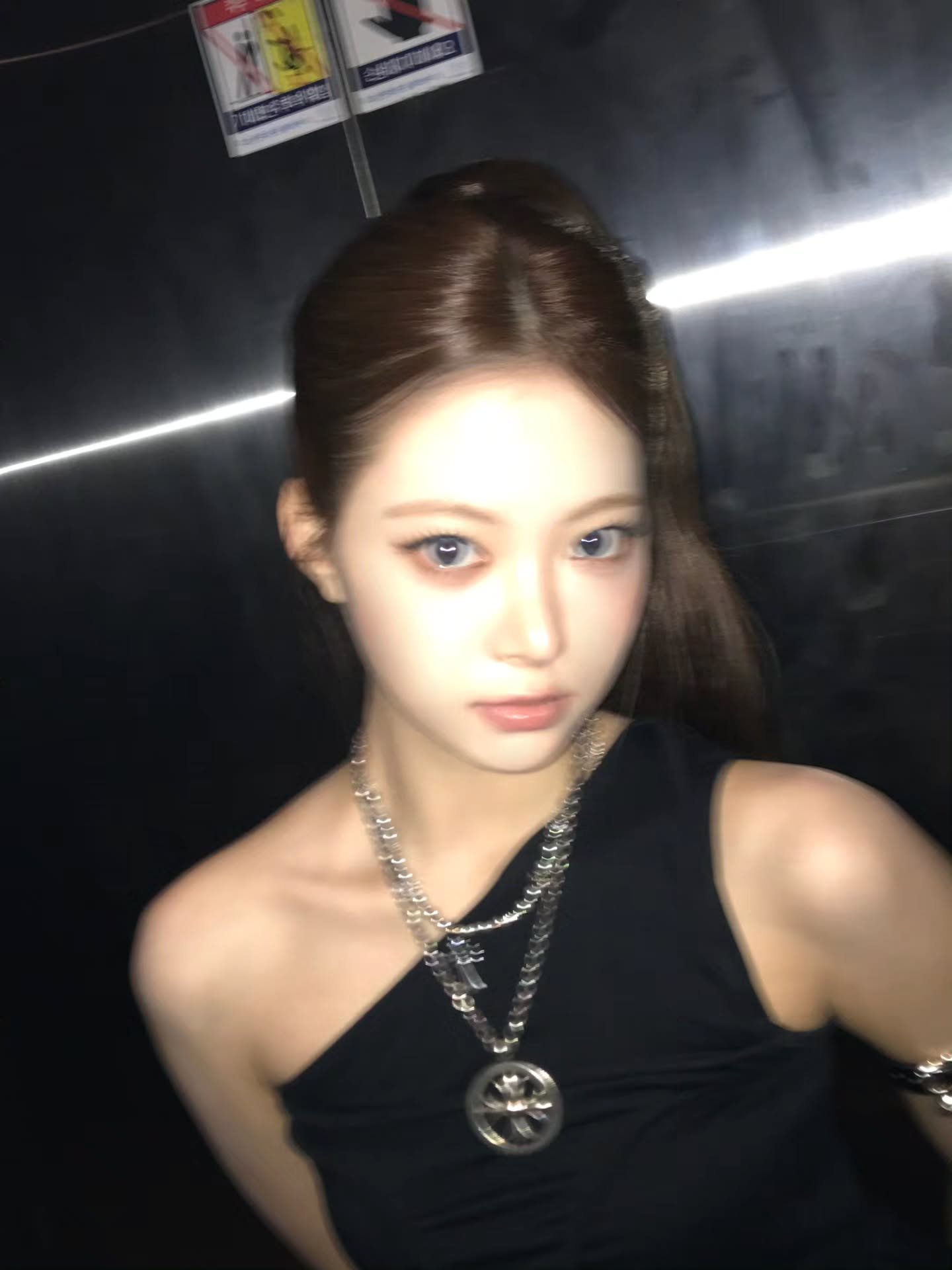 느좋 언니들의 그 머리💁🏻♀️
요즘 셀럽들과 SNS에서 자주 보이는 헤어스타일이 있습니다. 바로 ‘슬릭 백’ 헤어입니다.
잔머리 없이 깔끔하게 넘긴 이 스타일은 처음에는 다소 부담스럽게 느껴질 수 있지만, 막상 시도해보면 세련되고 깔끔한 분위기를 쉽게 연출할 수 있습니다.
더운 여름, 땀에 머리가 달라붙는 게 불편했다면 한 번쯤 시도해보는 건 어떨까요?✨ 이미지8