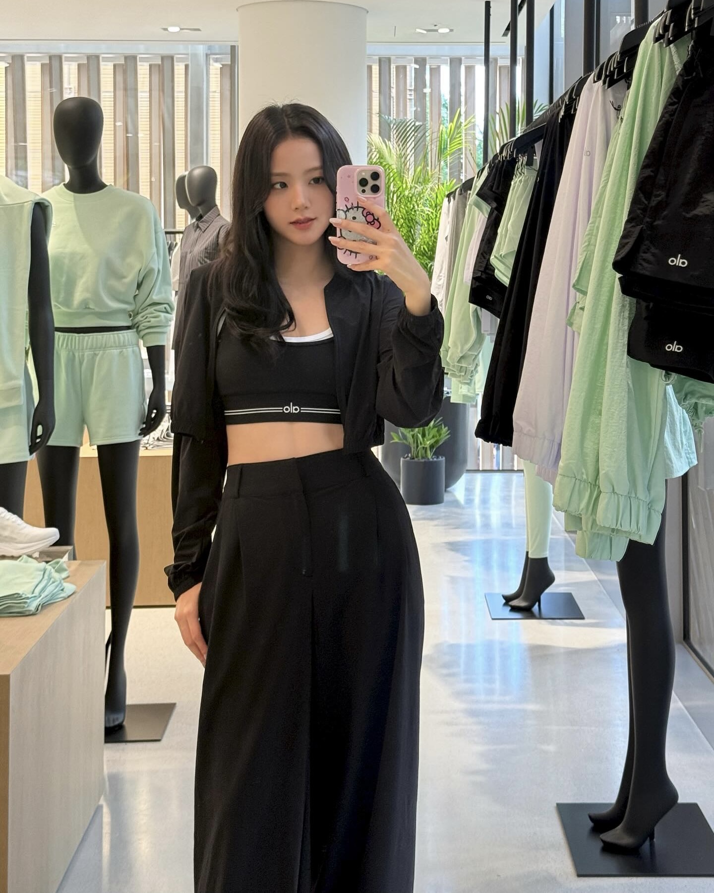 지수 따라 알로하자🩶🖤 
여름엔 블랙도 쿨하게, 데일리 Alo룩🤍

가볍고 시원하게, 지수가 선택한 알로 아이템을 소개합니다.

1. 에어브러쉬 베터 투게더 브라 12만 원대
부드러운 에어브러쉬 원단으로 피붕 밀착되듯 편안하게 착용할 수 있어 요가부터 일상까지 활용할 수 있습니다.

2. 크롭 브리지 풀집 커버업 17만 원대
신축성 좋은 나일론·엘라스틴 혼방 소재로 허리까지 오는 크롭 기장에 여유 있는 핏으로 다양한 룩에 레이어드하기 좋은 아이템입니다.

3. 하이웨이스트 드림스케이프 트라우저 20만 원대
통기성 좋은 크링클 우븐 원단으로 시원하고 트렌디한 스타일로 롱 인심에 스트레이트 핏으로 체형을 자연스럽게 보완해줍니다.

지수가 선택한 아이템들은 한국 알로 매장에서 직접 만나볼 수 있습니다. 이미지