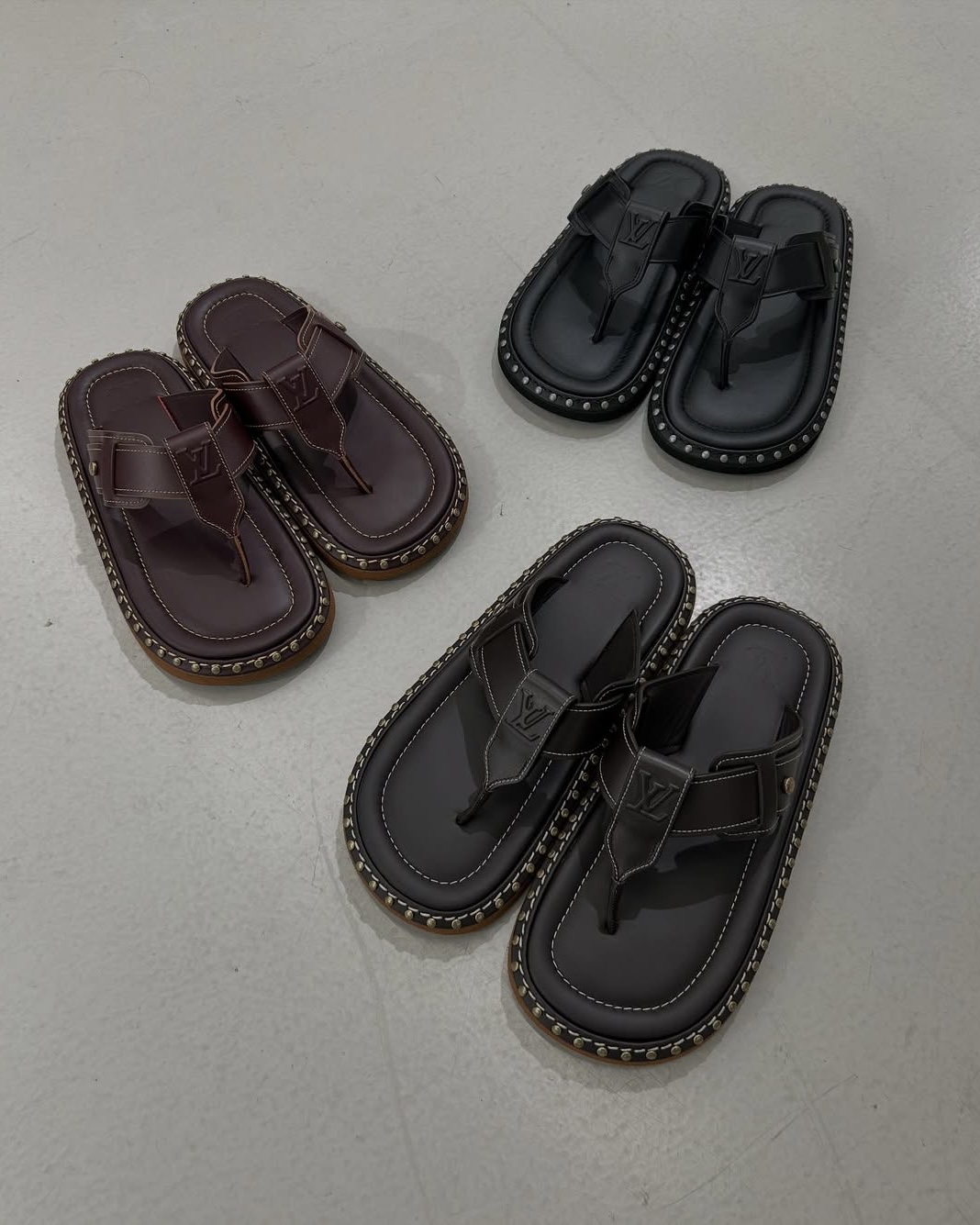 이번 여름 LV 레더 쪼리 어떰🩴 이미지