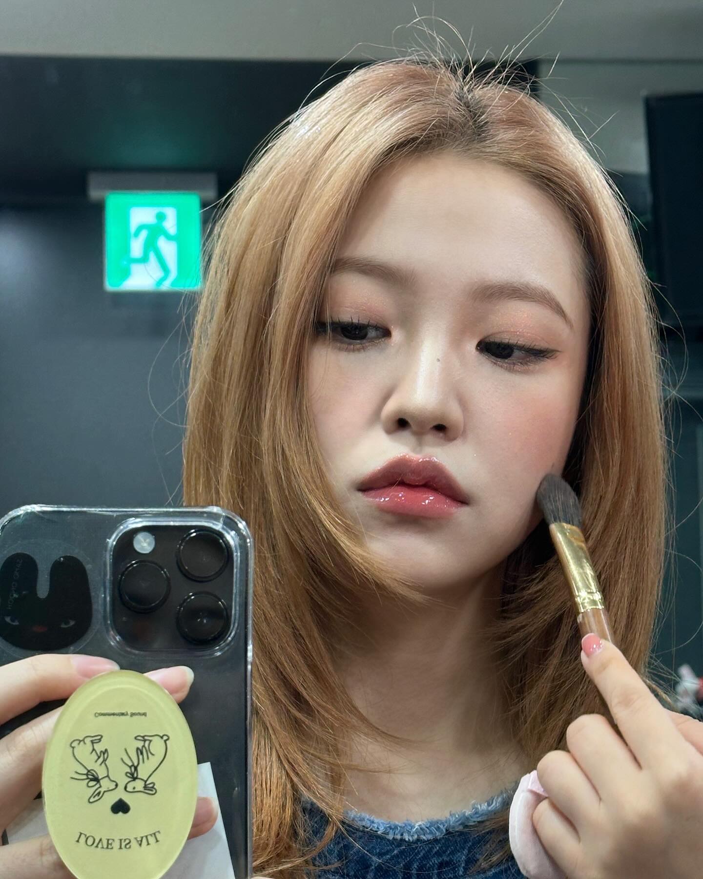 포인트 점으로 달라지는 매력🤍
작은 점 하나로 매력 포인트 완성하는 방법 4가지✨

위치에 따라 달라지는 인상, 나만의 매력점 포인트를 찾아보세요.

1. 눈썹 아래 - 제니
눈매를 또렷하게 강조해 도도하고 세련된 인상을 완성해줍니다.

2. 콧대 - 예리
콧대를 강조해 얼굴을 입체적으로 보이게 하고 세련미와 고급스러운 분위기를 더해줍니다. 

3. 눈 밑 & 볼 - 장원영
눈밑 점은 시선을 위로, 볼 점은 입체감을 더해 얼굴을 더 작고 상큼한 분위기를 완성해줍니다. 

4. 입꼬리 아래 - 카리나
자연스러운 미소를 돋보이게 해 부드럽고 매력적인 분위기를 연출합니다. 이미지4