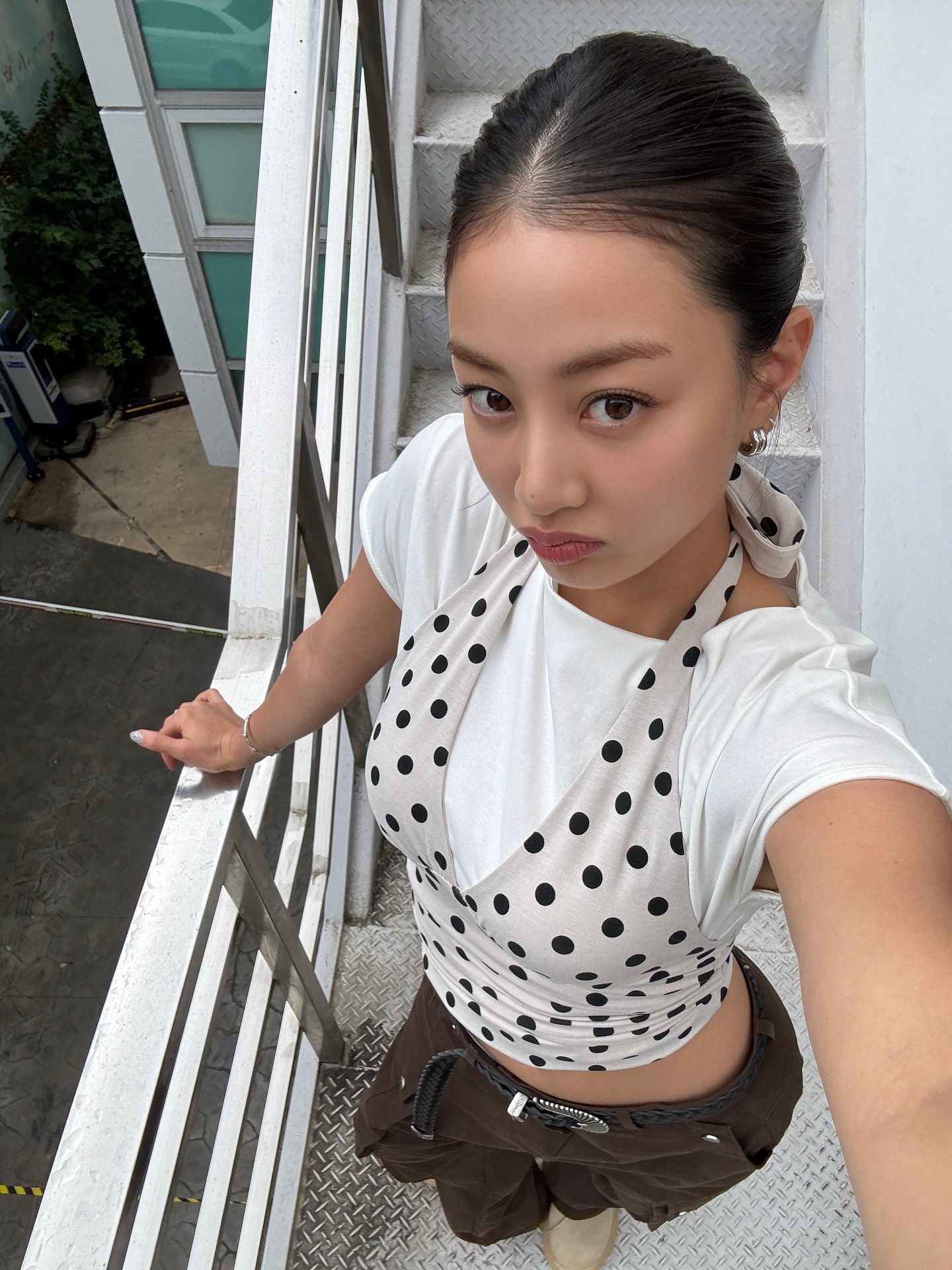 느좋 언니들의 그 머리💁🏻♀️
요즘 셀럽들과 SNS에서 자주 보이는 헤어스타일이 있습니다. 바로 ‘슬릭 백’ 헤어입니다.
잔머리 없이 깔끔하게 넘긴 이 스타일은 처음에는 다소 부담스럽게 느껴질 수 있지만, 막상 시도해보면 세련되고 깔끔한 분위기를 쉽게 연출할 수 있습니다.
더운 여름, 땀에 머리가 달라붙는 게 불편했다면 한 번쯤 시도해보는 건 어떨까요?✨ 이미지6