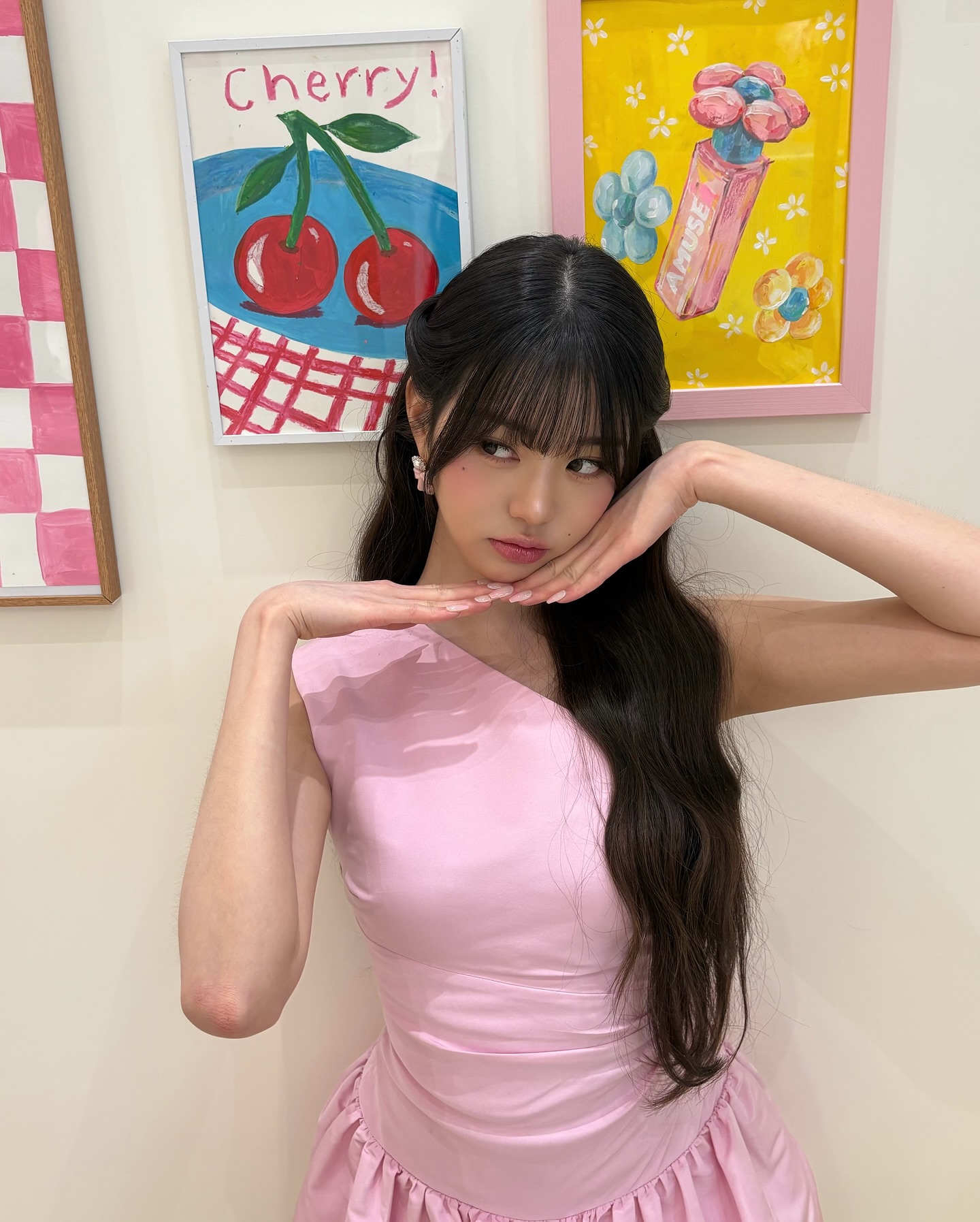 포인트 점으로 달라지는 매력🤍
작은 점 하나로 매력 포인트 완성하는 방법 4가지✨

위치에 따라 달라지는 인상, 나만의 매력점 포인트를 찾아보세요.

1. 눈썹 아래 - 제니
눈매를 또렷하게 강조해 도도하고 세련된 인상을 완성해줍니다.

2. 콧대 - 예리
콧대를 강조해 얼굴을 입체적으로 보이게 하고 세련미와 고급스러운 분위기를 더해줍니다. 

3. 눈 밑 & 볼 - 장원영
눈밑 점은 시선을 위로, 볼 점은 입체감을 더해 얼굴을 더 작고 상큼한 분위기를 완성해줍니다. 

4. 입꼬리 아래 - 카리나
자연스러운 미소를 돋보이게 해 부드럽고 매력적인 분위기를 연출합니다. 이미지5