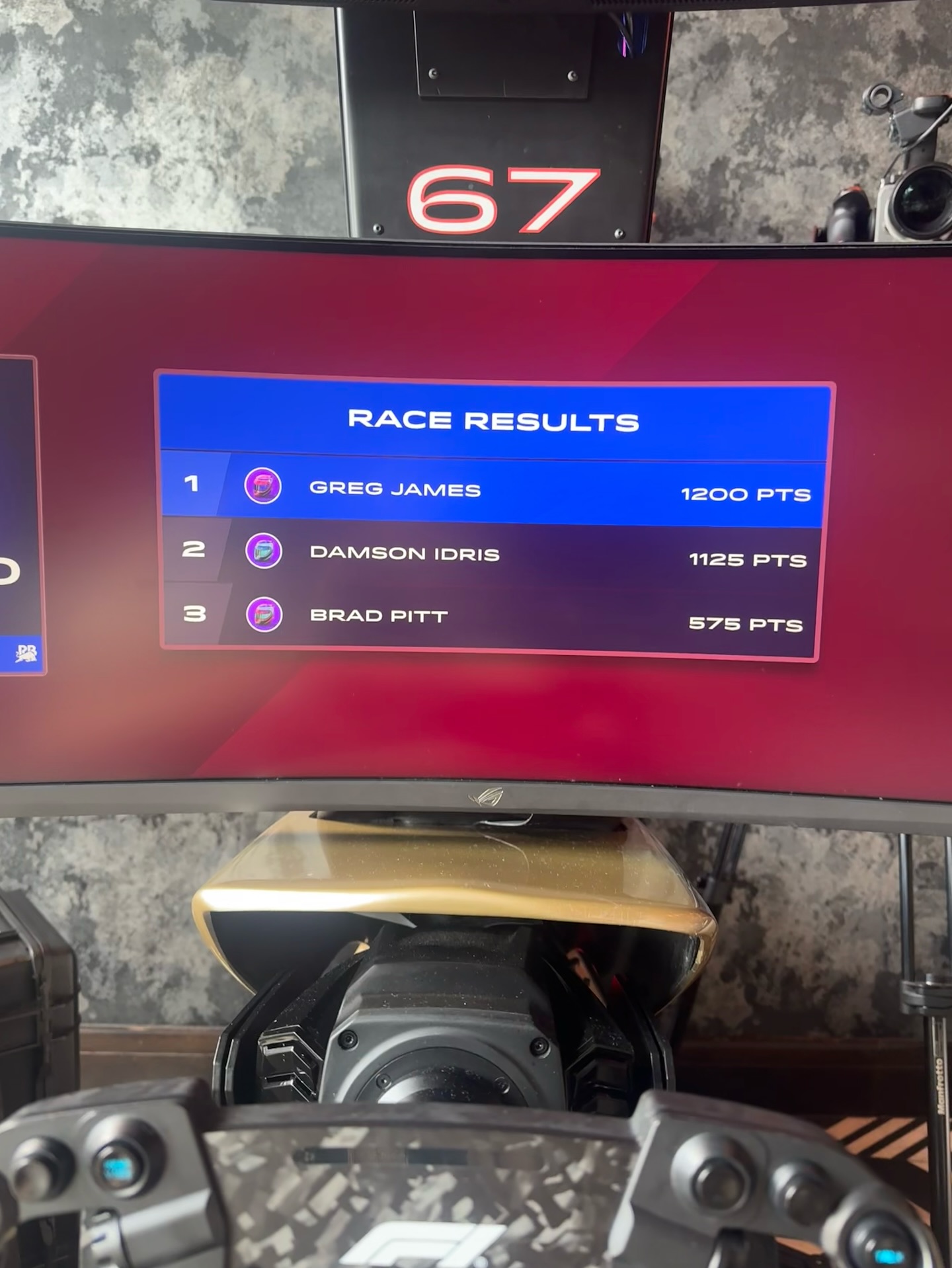 브래드 피트의 F1 시뮬레이션 도전
⁠인터뷰 도중 펼쳐진 운전 실력 승부, 브래드 피트 순위 공개 🏎️

브래드 피트는 영화 홍보차 진행된 인터뷰에서 레이싱 대결에 참여해 3위를 기록했습니다. F1 더 무비 홍보차 진행된 BBC 인터뷰에서 브래드 피트는 인터뷰 진행자 그렉 제임스, 배우 댐슨 이드리스와 함께 F1 시뮬레이터 대결에 참여했습니다.

브래드 피트의 열연으로 많은 호평을 받고 있는 F1 더 무비, 이번 인터뷰 영상에서는 브래드 피트의 인간적인 매력이 드러나 팬들에게 특별한 재미를 선사했습니다. 이미지3