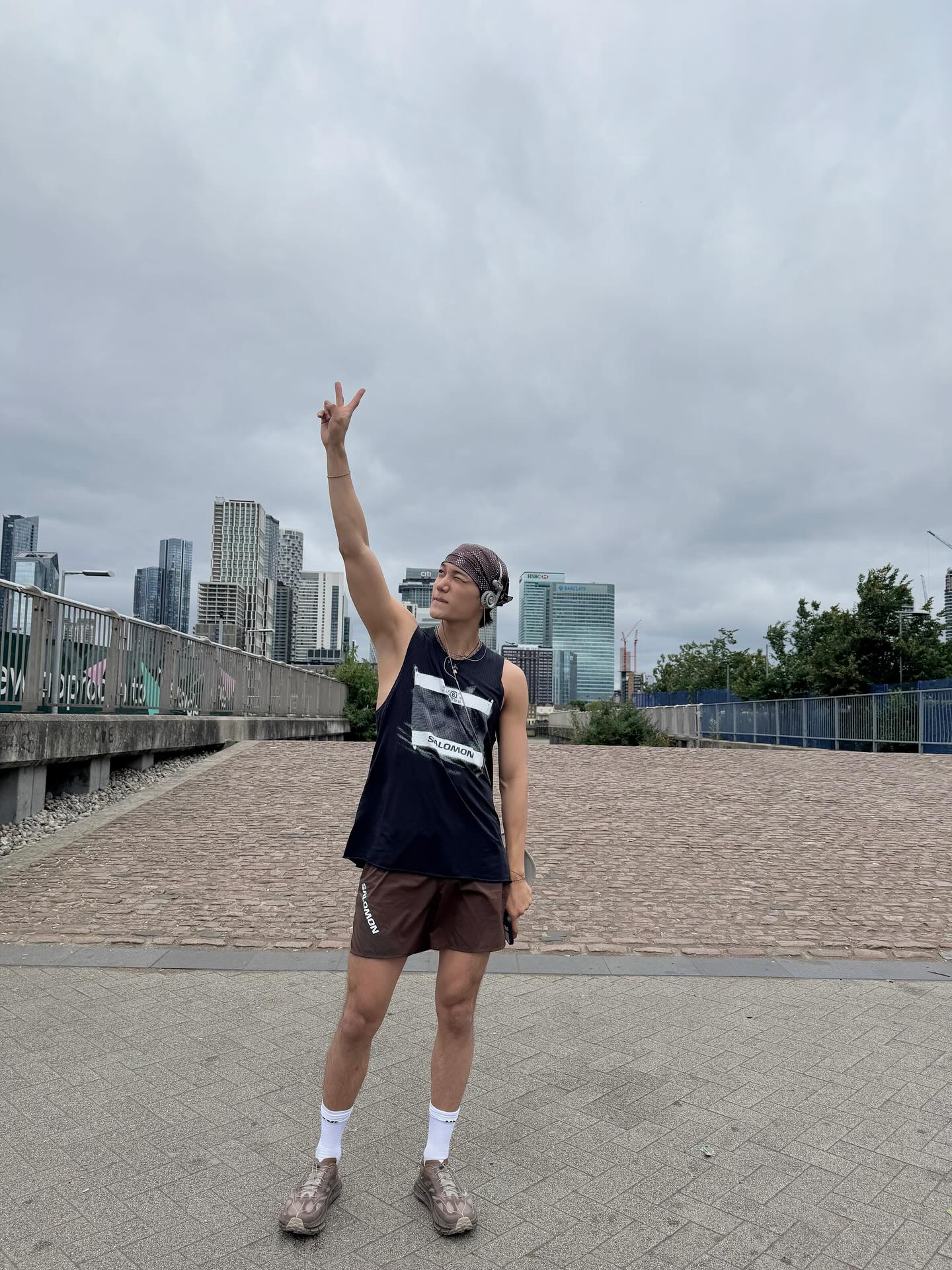 러닝도 하고, 스타일도 챙기고
마르지엘라부터 세티스파이까지, 감각적 러닝 아이템 3가지✨

스포츠 브랜드의 기술과 컨템포러리 브랜드의 감각이 결합된 카이의 러닝 아이템 정보를 소개하겠습니다. 

1. 살로몬 x MM6 마르지엘라 크루넥 탑 딥 블랙
실루엣과 넘버링 로고로 마르지엘라 감성을 유지한 채, 살로몬의 기술력을 더했습니다. 팔 움직임에 제한을 주지 않는 싱글렛 구조와 전면 그래픽 디자인은, 퍼포먼스와 스타일을 동시에 잡을 수 있도록 도와줍니다.

2.살로몬 다이나믹 러닝 쇼츠 브라운
브라운 컬러에 살로몬의 로고를 더한 러닝 쇼츠는 퍼텍스 소재를 사용해 쾌적함과 빠른 건조 기능을 갖추었습니다. 땀이 많은 여름 러닝 환경에 특화됐으며, 기능성뿐 아니라 감각적인 색감까지 놓치지 않았습니다.

3. 호카 x 세티스파이 마파테 스피드 4 라이트 러버 
투명 메시 어퍼와 감각적인 브라운 컬러웨이로 두 브랜드의 아이덴티티를 균형 있게 조화시킨 트레일 러닝화입니다. 아웃솔 디자인과 세티스파이의 디테일을 더해 스포티함과 세련미를 동시에 갖췄습니다. 이미지