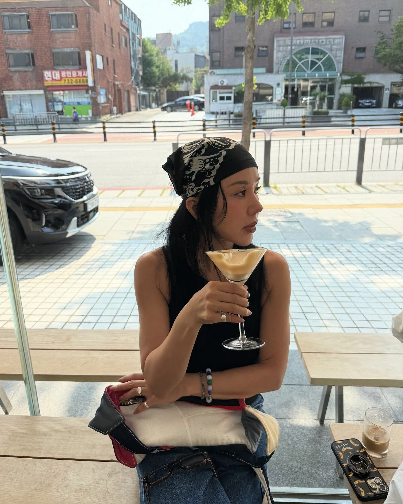 이제는 패션 필수템🧕🏻서머 스카프

옷잘알들의 인스타그램을 보면 늘 등장하는 아이템이 있습니다. 바로 헤어 스카프인데요. 작년부터 이어진 이 스타일링은 올여름 더욱 강력한 트렌드로 자리잡을 전망입니다.

특히 미니멀한 코디에 포인트를 더해주는 반다나나 스카프를 헤어에 연출하면, 얼굴형을 자연스럽게 보완해 줄 뿐 아니라 스타일 지수까지 한층 높여줍니다.

평소에는 선뜻 시도하기 어려웠던 스타일이라면, 이번 휴가에 과감하게 도전해보는 건 어떨까요?✨ 이미지