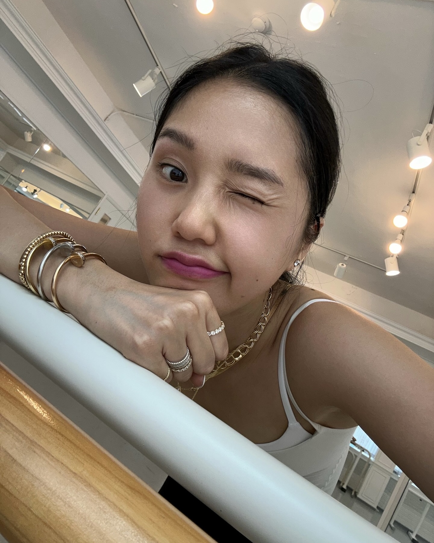 이 팔찌, 심플한데 존재감은 MAX✨
진짜 아는 사람들만 고른다는 셀럽 팔찌 리스트, 여기 있어요🔍💎

옷차림이 가벼워진 계절, 셀럽들의 애착 팔찌를 모아봤습니다.

1. 까르띠에 러브 브레이슬릿 스몰, 770만 원대
안소희가 착용한 팔찌는 두 개의 견고한 아치로 이루어진 오벌형 디자인으로, 손목에 딱 맞게 착용할 수 있습니다. 심플한 디자인 덕분에 어떤 룩에도 잘 어울리며, 다른 팔찌랑 레이어드하기에도 제격인 아이템입니다.

2. 쇼매 비 드 쇼매 브레이슬릿, 1740만 원대
송혜교가 애정하는 이 팔찌는 쇼메의 상징적인 허니콤 모티브에서 영감을 받은 꿀벌 디자인으로, 다이아몬드가 더해져 화려하고 고급스러운 분위기를 완성합니다. 블링블링한 존재감 하나만으로도 심플한 룩에 확실한 포인트를 줍니다.

3. 까르띠에 저스트 앵 끌루 브레이슬릿, 2000만 원대
액세서리 마니아 미미가 찬 팔찌는 못에서 영감을 받은 유니크한 디자인으로, 세련되고 시크한 매력을 지닌 팔찌입니다. 적당한 반짝임이 있어 컬러풀한 룩이나 체크 셔츠에도 잘 어울리는 클래식한 액세서리입니다.  이미지