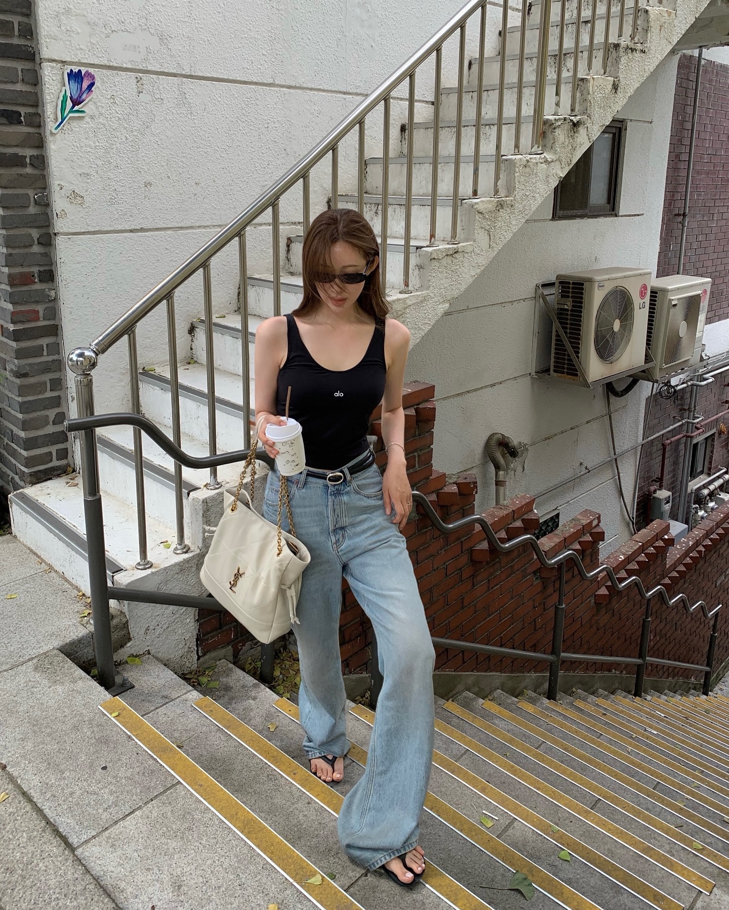 알로 요가웨어, 일상룩이 돼🩶
요가웨어 입고 어디까지 예쁠 수 있나요?☺️
운동복도 스타일리시하게, 차정원의 알로 원마일웨어룩을 소개합니다.
1. 리브드 프로스퍼 탱크, 블랙, 9만 원대
부드럽고 가벼운 리브드 모달 원단으로 제작된 슬리브리스 탑으로, 바디를 감싸는 핏의 디자인이 특징입니다. 연청 와이드 데님과 매치해 , 선글라스와 골드 체인 스트랩 백으로 원마일웨어 스타일을 완성했습니다.
2. 에어브러쉬 하트 트로브 브라, 화이트, 10만 원대
부드러운 에어브러쉬 원단에 콘투어 파이핑 디테일 브라톱으로, 스쿱넥 디자인이 특징입니다. 브라톱에 크롭 티셔츠를 레이어드하고, 블랙 스커트로 스포티한 무드를 연출했으며, 스크런치와 숄더백을 더해 캐주얼한 스타일을 완성했습니다.
차정원이 착용한 아이템들은 한국 알로 매장에서 직접 만나볼 수 있습니다. 이미지2