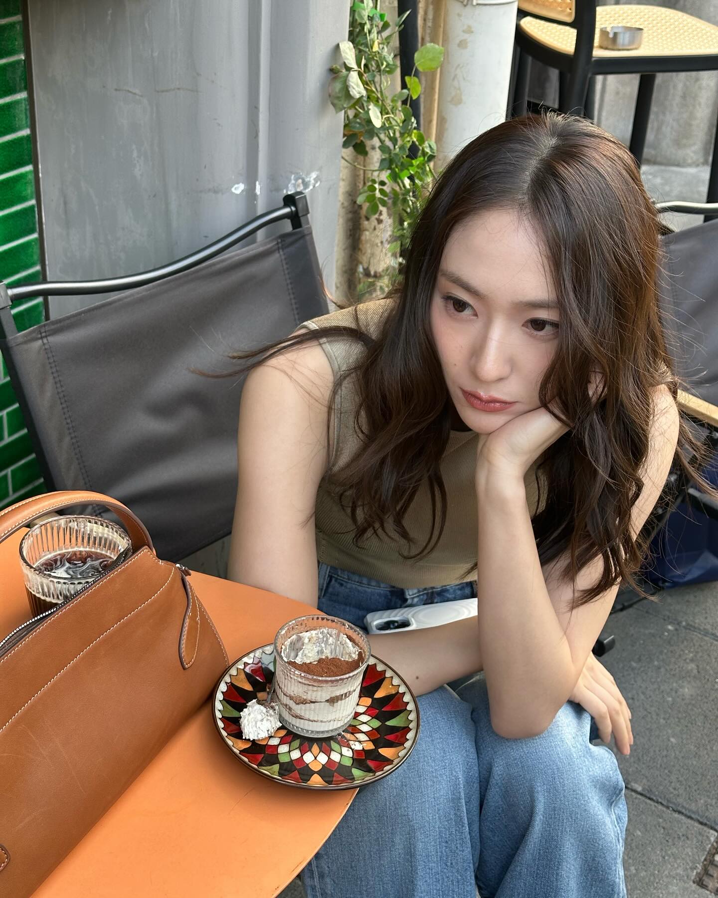 슬리브리스로 완성한 여름 스타일🖤
시크하고 담백한 크리스탈의 데일리룩 따라입기✨

캐주얼한 무드부터 시크한 매력까지, 크리스탈의 슬리브리스 여름 스타일링 3가지를 소개합니다.

1. 심플한 슬리브리스 + 와이드 데님 팬츠
심플한 슬리브리스는 와이드 데님과 매치해 데일리한 무드를 연출할 수 있습니다. 무심한 듯 시크하게, 데님 팬츠 하나로 여름 스타일링을 완성할 수 있습니다.

2. 시스루 슬리브리스 + 슬랙스
시스루 슬리브리스와 슬랙스의 조합으로, 포멀한 자리에 어울려 우아하고 세련된 스타일을 완성할 수 있습니다.

3. 크롭 슬리브리스 + 데님
셔링과 스트랩 디테일 슬리브리스는 생지 데님과 매치해 트렌디한 무드를 연출할 수 있습니다. 캐주얼한 분위기에 포인트를 더해 센스 있는 여름 스타일링을 완성할 수 있습니다. 이미지