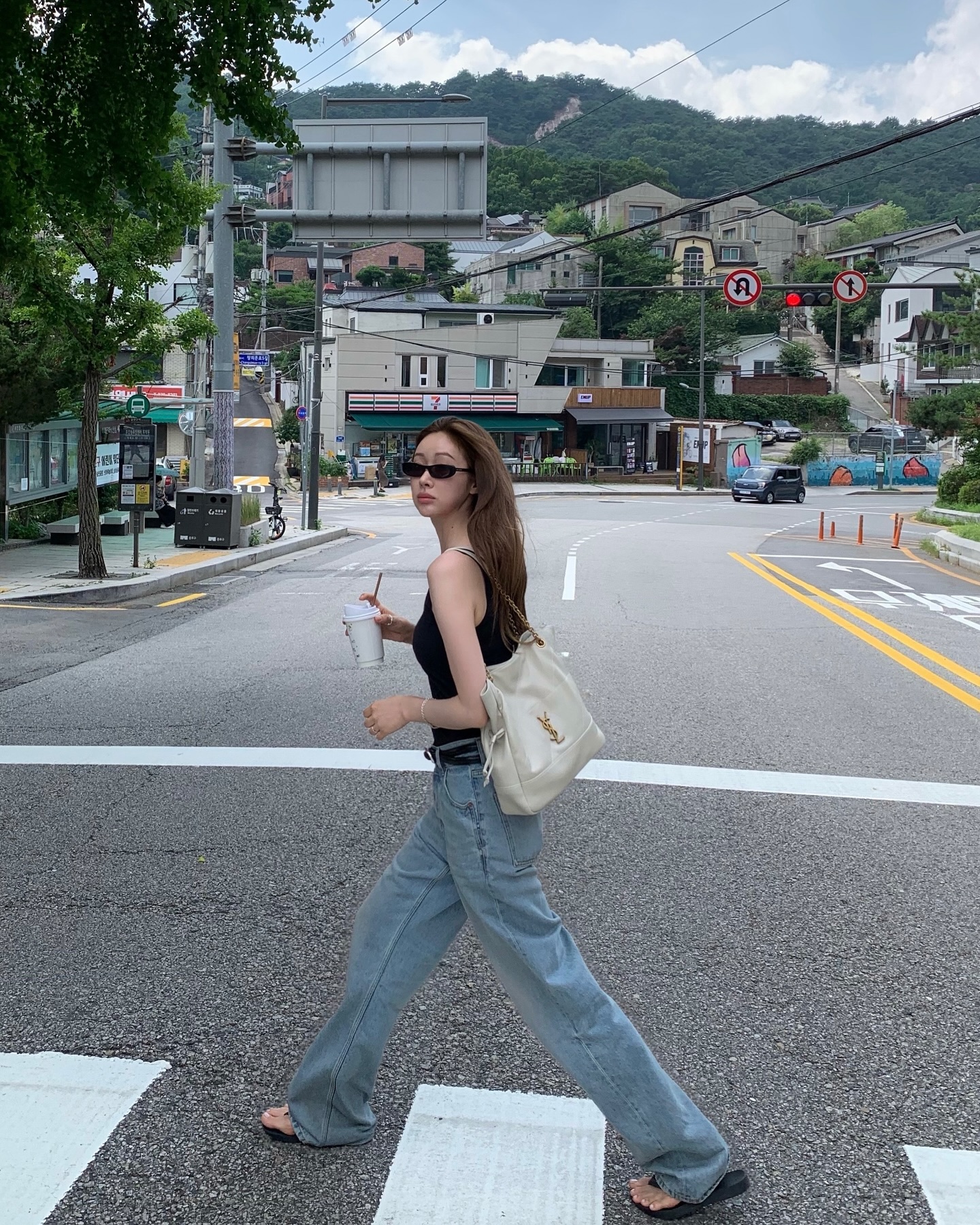 알로 요가웨어, 일상룩이 돼🩶
요가웨어 입고 어디까지 예쁠 수 있나요?☺️
운동복도 스타일리시하게, 차정원의 알로 원마일웨어룩을 소개합니다.
1. 리브드 프로스퍼 탱크, 블랙, 9만 원대
부드럽고 가벼운 리브드 모달 원단으로 제작된 슬리브리스 탑으로, 바디를 감싸는 핏의 디자인이 특징입니다. 연청 와이드 데님과 매치해 , 선글라스와 골드 체인 스트랩 백으로 원마일웨어 스타일을 완성했습니다.
2. 에어브러쉬 하트 트로브 브라, 화이트, 10만 원대
부드러운 에어브러쉬 원단에 콘투어 파이핑 디테일 브라톱으로, 스쿱넥 디자인이 특징입니다. 브라톱에 크롭 티셔츠를 레이어드하고, 블랙 스커트로 스포티한 무드를 연출했으며, 스크런치와 숄더백을 더해 캐주얼한 스타일을 완성했습니다.
차정원이 착용한 아이템들은 한국 알로 매장에서 직접 만나볼 수 있습니다. 이미지3