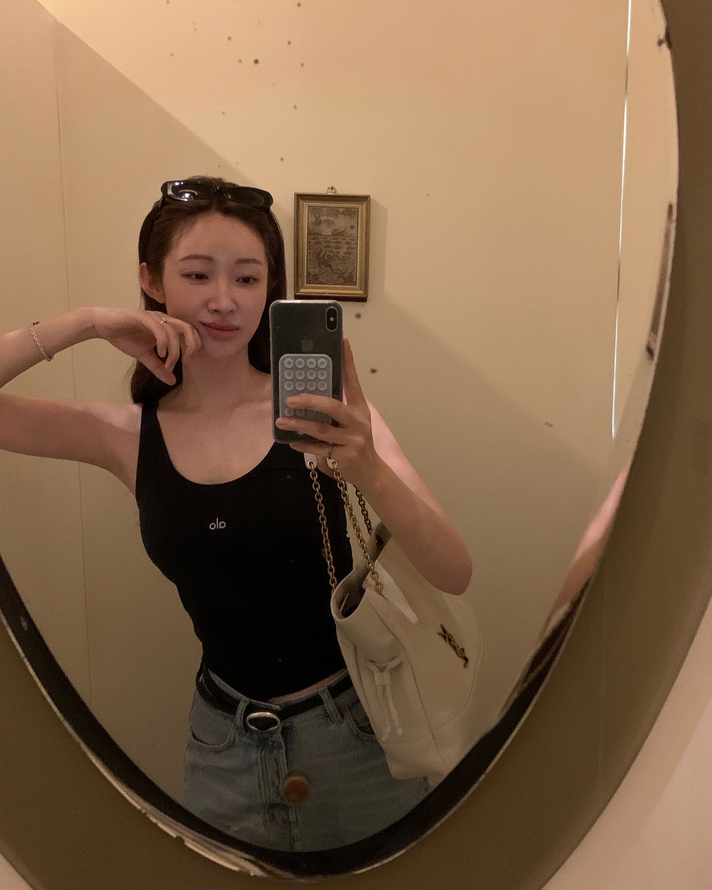 알로 요가웨어, 일상룩이 돼🩶
요가웨어 입고 어디까지 예쁠 수 있나요?☺️

운동복도 스타일리시하게, 차정원의 알로 원마일웨어룩을 소개합니다.

1. 리브드 프로스퍼 탱크, 블랙, 9만 원대
부드럽고 가벼운 리브드 모달 원단으로 제작된 슬리브리스 탑으로, 바디를 감싸는 핏의 디자인이 특징입니다. 연청 와이드 데님과 매치해 , 선글라스와 골드 체인 스트랩 백으로 원마일웨어 스타일을 완성했습니다.

2. 에어브러쉬 하트 트로브 브라, 화이트, 10만 원대
부드러운 에어브러쉬 원단에 콘투어 파이핑 디테일 브라톱으로, 스쿱넥 디자인이 특징입니다. 브라톱에 크롭 티셔츠를 레이어드하고, 블랙 스커트로 스포티한 무드를 연출했으며, 스크런치와 숄더백을 더해 캐주얼한 스타일을 완성했습니다.

차정원이 착용한 아이템들은 한국 알로 매장에서 직접 만나볼 수 있습니다. 이미지