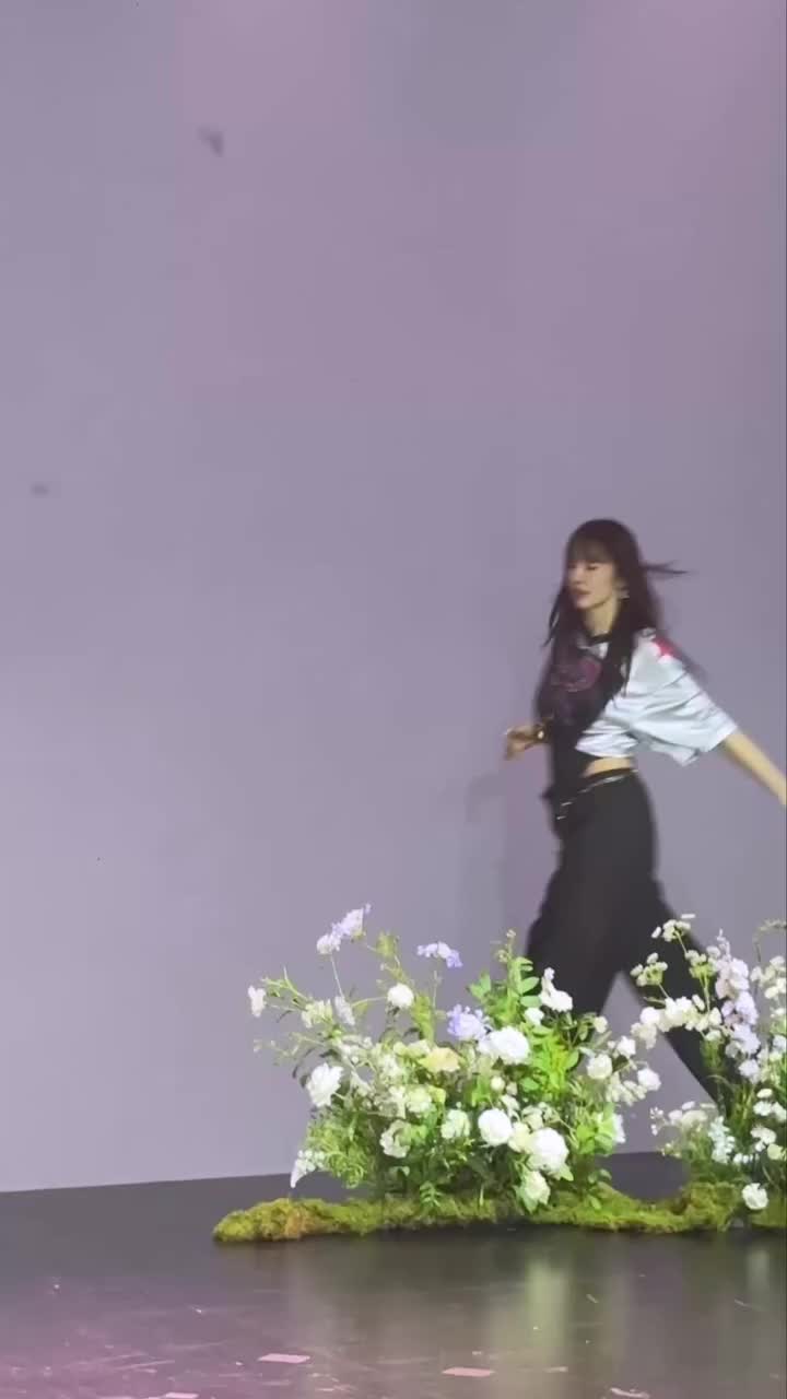 진짜 의문임🖤❤️도대체 늙지를 않음
윤은혜 언니의 에스파 Dirty Work⛓️이틀 연습했다는데.. ㄷㄷ 이미지