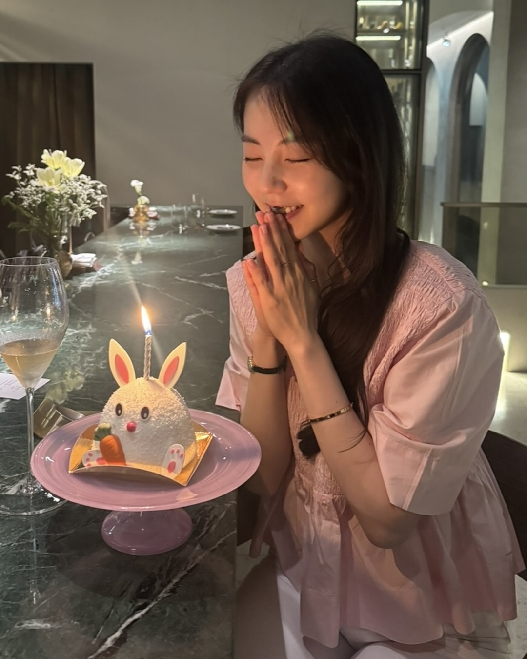 이 팔찌, 심플한데 존재감은 MAX✨ 진짜 아는 사람들만 고른다는 셀럽 팔찌 리스트, 여기 있어요🔍💎  옷차림이 가벼워진 계절, 셀럽들의 애착 팔찌를 모아봤습니다.  1. 까르띠에 러브 브레이슬릿 스몰, 770만 원대 안소희가 착용한 팔찌는 두 개의 견고한 아치로 이루어진 오벌형 디자인으로, 손목에 딱 맞게 착용할 수 있습니다. 심플한 디자인 덕분에 어떤 룩에도 잘 어울리며, 다른 팔찌랑 레이어드하기에도 제격인 아이템입니다.  2. 쇼매 비 드 쇼매 브레이슬릿, 1740만 원대 송혜교가 애정하는 이 팔찌는 쇼메의 상징적인 허니콤 모티브에서 영감을 받은 꿀벌 디자인으로, 다이아몬드가 더해져 화려하고 고급스러운 분위기를 완성합니다. 블링블링한 존재감 하나만으로도 심플한 룩에 확실한 포인트를 줍니다.  3. 까르띠에 저스트 앵 끌루 브레이슬릿, 2000만 원대 액세서리 마니아 미미가 찬 팔찌는 못에서 영감을 받은 유니크한 디자인으로, 세련되고 시크한 매력을 지닌 팔찌입니다. 적당한 반짝임이 있어 컬러풀한 룩이나 체크 셔츠에도 잘 어울리는 클래식한 액세서리입니다.  이미지