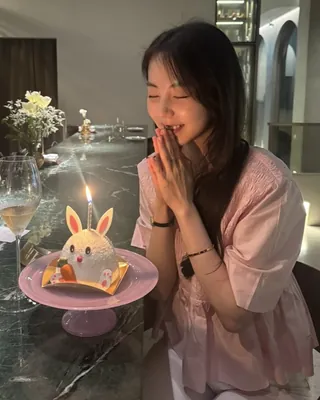 이 팔찌, 심플한데 존재감은 MAX✨
진짜 아는 사람들만 고른다는 셀럽 팔찌 리스트, 여기 있어요🔍💎
옷차림이 가벼워진 계절, 셀럽들의 애착 팔찌를 모아봤습니다.
1. 까르띠에 러브 브레이슬릿 스몰, 770만 원대
안소희가 착용한 팔찌는 두 개의 견고한 아치로 이루어진 오벌형 디자인으로, 손목에 딱 맞게 착용할 수 있습니다. 심플한 디자인 덕분에 어떤 룩에도 잘 어울리며, 다른 팔찌랑 레이어드하기에도 제격인 아이템입니다.
2. 쇼매 비 드 쇼매 브레이슬릿, 1740만 원대
송혜교가 애정하는 이 팔찌는 쇼메의 상징적인 허니콤 모티브에서 영감을 받은 꿀벌 디자인으로, 다이아몬드가 더해져 화려하고 고급스러운 분위기를 완성합니다. 블링블링한 존재감 하나만으로도 심플한 룩에 확실한 포인트를 줍니다.
3. 까르띠에 저스트 앵 끌루 브레이슬릿, 2000만 원대
액세서리 마니아 미미가 찬 팔찌는 못에서 영감을 받은 유니크한 디자인으로, 세련되고 시크한 매력을 지닌 팔찌입니다. 적당한 반짝임이 있어 컬러풀한 룩이나 체크 셔츠에도 잘 어울리는 클래식한 액세서리입니다. 이미지