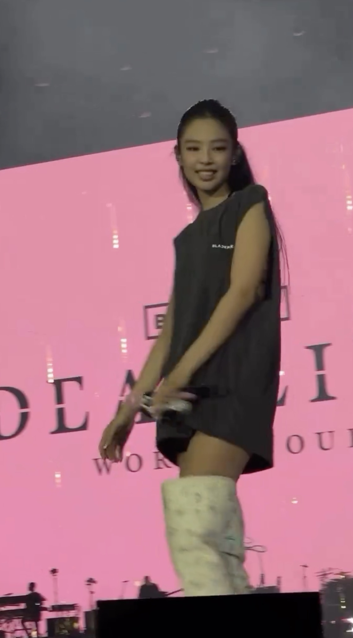제니가 뛰라면 뛰어🩷 콘서트에서 처음 공개된 신곡 ‘뛰어’ 속 제니✨ 이미지