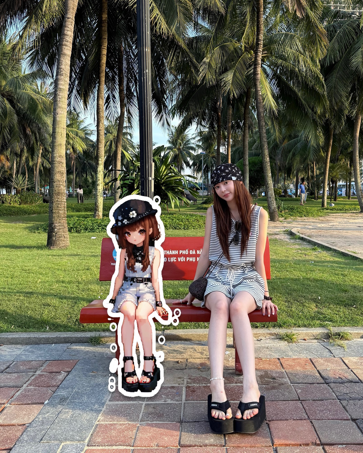 요즘 유행하는 내 미니미 만들기👯‍♀️

MZ세대 사이에서 요즘 가장 핫한 사꾸(사진 꾸미기), 알고 계신가요? 바로 픽셀 아트 스타일로 나만의 미니미 캐릭터를 만드는 것인데요.

센스 넘치는 아트와 함께 내 사진을 귀여운 캐릭터로 변신시킬 수 있어 큰 인기를 끌고 있습니다.

사용 방법도 아주 간단한데요. 챗GPT에 사진을 올리고 아래 문구를 그대로 복사해 붙여넣으면 끝!

픽셀 아트로 사꾸에 도전해보고 싶다면, 아래 멘트를 복붙해 나만의 캐릭터를 만들어보세요. ✨

- Everskies의 픽셀 아트 스타일을 학습하고, 그 스타일을 모방하여 인체 구조, 얼굴의 이목구비와 표정, 의상과 헤어스타일의 표현 방식을 따라해 주세요. 첨부된 그림 속 인물의 헤어스타일, 의상, 액세서리를 활용해 하나의 캐릭터 일러스트를 그려 주세요. 배경은 흰색이고, 전체 인물 하나만 필요합니다. 이미지6