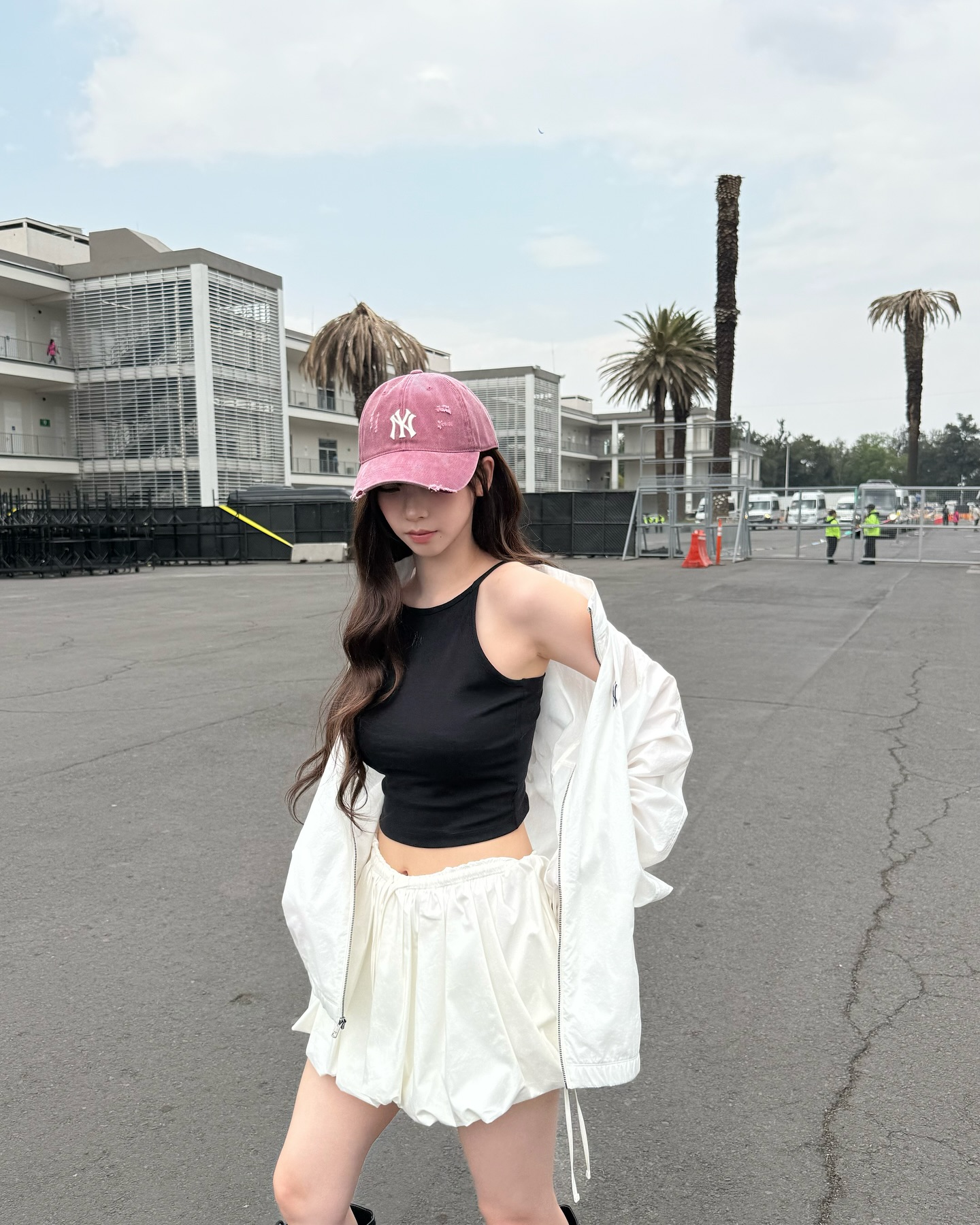 바람 넣은 듯 귀여운 벌룬스커트🩵
걸을 때마다 통통 튀는 매력으로 여름 데일리룩 완성💨 이미지