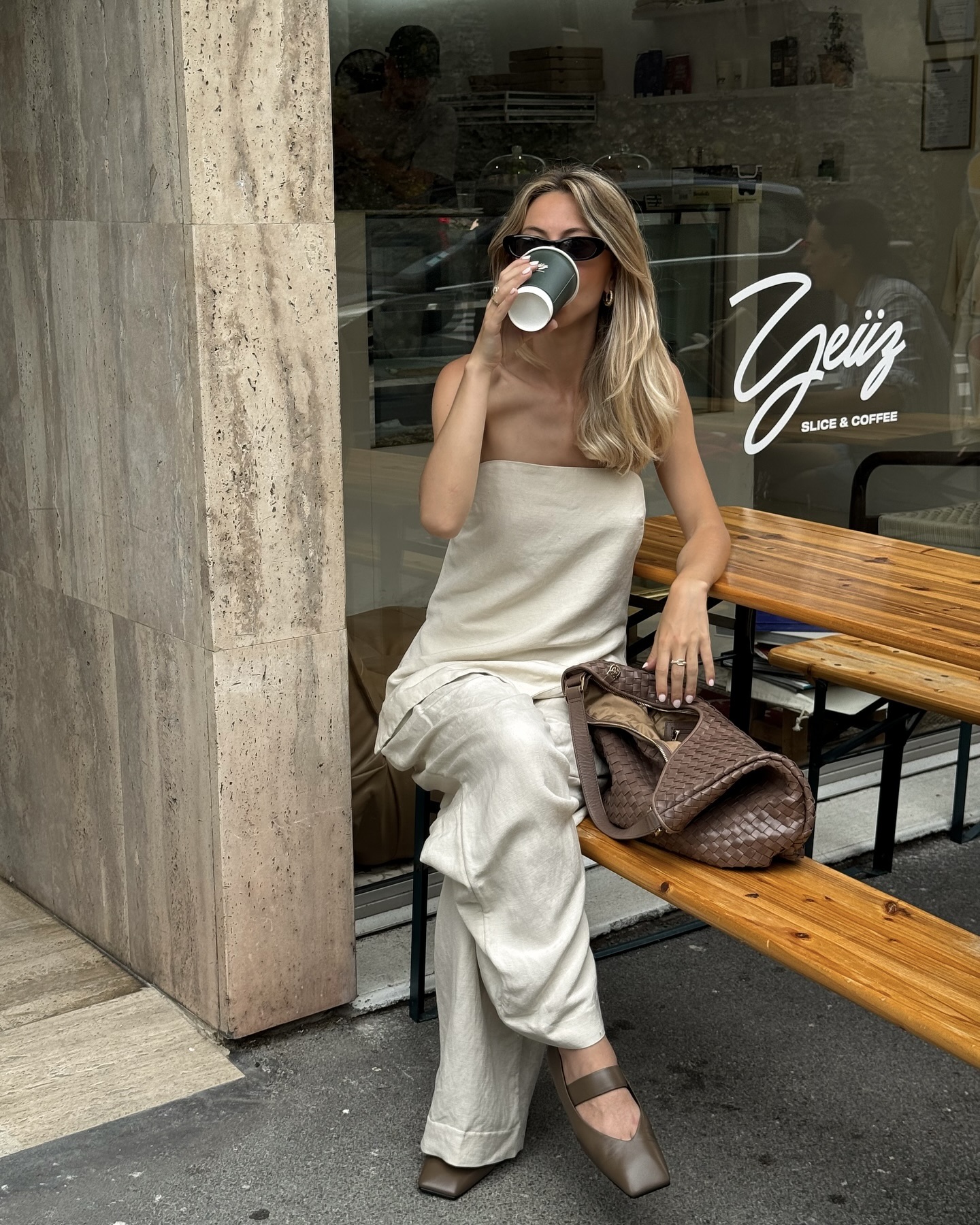 이번 주말, 튜브탑 없이 어떻게 버텨?🔥
노출 부담 없이 튜브탑 세련되게 입는 법, 참고하세요🔍✨ 이미지6