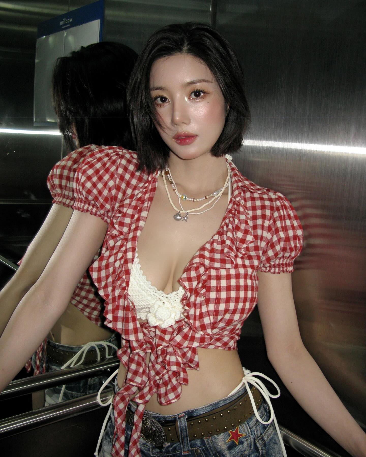 또 한번 워터밤 찢은 권은비❤️‍🔥 카우걸 컨셉으로 화제가 된 권은비의 워터밤 비키니 룩 정보는?✨  1. 스컬프터, 코티지 오픈 블라우스, 레드, 12만 2천 원 2. 아소스, 캔디팬츠 크로셰 플라워 트라이앵글 비키니 탑, 화이트, 약 7만 원 3. 스케이터락, 스타피시 쉘 더블 체인 네크리스, 아이보리, 3만 4천 원 이미지