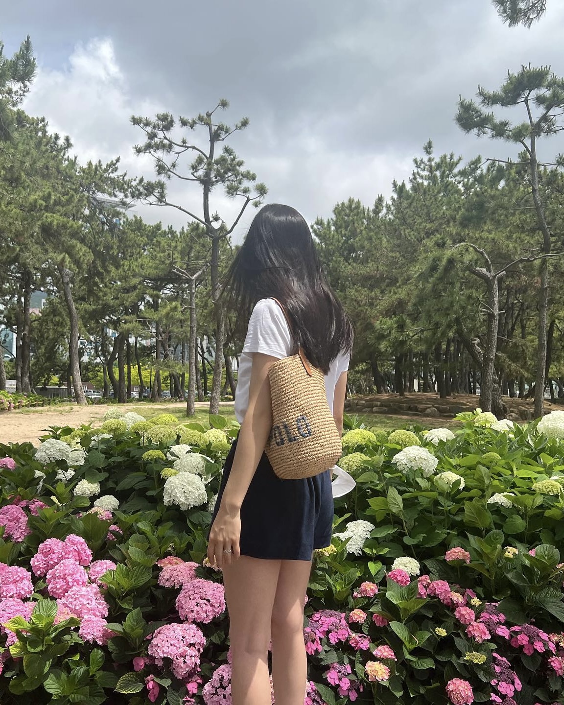 이래서 랄프 로렌 가방 드는구나✨
실용성과 고급스러움을 갖춘 랄프 로렌 잇템, 여기 모았습니다🤎

크리스탈이 사랑하는 브랜드, 랄프 로렌 가방 2가지를 소개합니다.

1. 라피아 미니 버킷백, 20만 원대
라피아 백은 천연 라피아를 직조하고, 부드러운 가죽으로 디테일과 탈부착 가능한 내부 파우치를 더한 미니 버킷백입니다. 내추럴 컬러로 어떤 여름 룩에도 잘 어울리며, 특히 민소매와 데님팬츠에 매치하면 시원한 여름 분위기를 극대화합니다.  

2. 카프스킨 크로스바디, 405만 원대
이 크로스백은 2개의 내부 수납공간과 폴리싱 처리된 스트랩 고정 장식이 돋보이는 가방입니다. 캐주얼한 티셔츠와 와이드팬츠에 브라운 컬러 가방을 매치해 클래식한 감성을 더했습니다. 이미지2