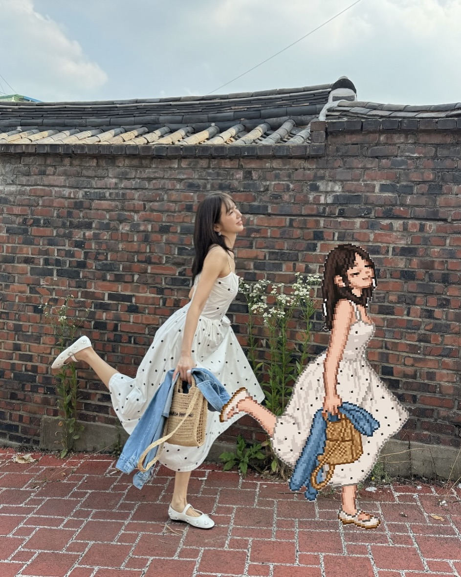 요즘 유행하는 내 미니미 만들기👯‍♀️

MZ세대 사이에서 요즘 가장 핫한 사꾸(사진 꾸미기), 알고 계신가요? 바로 픽셀 아트 스타일로 나만의 미니미 캐릭터를 만드는 것인데요.

센스 넘치는 아트와 함께 내 사진을 귀여운 캐릭터로 변신시킬 수 있어 큰 인기를 끌고 있습니다.

사용 방법도 아주 간단한데요. 챗GPT에 사진을 올리고 아래 문구를 그대로 복사해 붙여넣으면 끝!

픽셀 아트로 사꾸에 도전해보고 싶다면, 아래 멘트를 복붙해 나만의 캐릭터를 만들어보세요. ✨

- Everskies의 픽셀 아트 스타일을 학습하고, 그 스타일을 모방하여 인체 구조, 얼굴의 이목구비와 표정, 의상과 헤어스타일의 표현 방식을 따라해 주세요. 첨부된 그림 속 인물의 헤어스타일, 의상, 액세서리를 활용해 하나의 캐릭터 일러스트를 그려 주세요. 배경은 흰색이고, 전체 인물 하나만 필요합니다. 이미지7