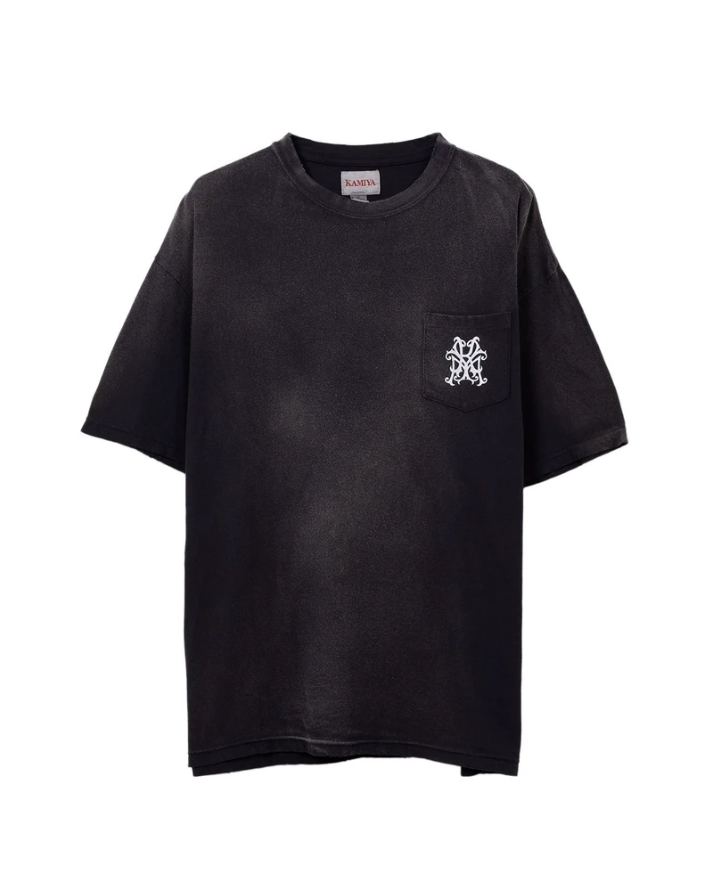 과감한 워싱, 강렬한 그래픽
확실한 빈티지 무드를 원한다면, 카미야의 세 가지 아이템✂️👕
최근 이동휘는 카미야의 아이템을 활용하여 완벽한 빈티지 스타일을 구사했습니다.
카미야는 2023년, 미하라 야스히로에서 활동하던 ‘코지 카미야’가 론칭한 브랜드입니다. 거친 워싱과 개성 있는 그래픽으로 독창적인 빈티지 무드를 제안하며, 일본 유스 세대를 중심으로 두터운 지지를 받고 있습니다.
1. KMY 울프 디스트레스드 티셔츠 - 브라운
브라운 컬러와 중앙에 배치된 늑대 그래픽이 강렬한 인상을 남깁니다. 전체적으로 적용된 데미지 디테일과 빈티지한 색감을 통해 룩에 자유분방한 감성을 더했습니다.
2. KMY 로즈 디스트레스드 티셔츠 - 블랙
워싱 처리된 블랙 컬러와 루즈한 실루엣이 조화를 이루는 티셔츠입니다. 카미야 특유의 러프한 워싱 디테일과 후면 장미 그래픽이 시크하면서도 퇴폐적인 분위기를 자아냅니다.
3. KMY 디스트레스드 메쉬 캡 - 네이비
네이비 컬러를 기반으로 한 메쉬 캡으로, 카미야 특유의 로고 그래픽이 돋보입니다. 부분적으로 적용된 해짐 처리와 거친 텍스처가 그런지한 무드를 드러내며, 룩에 강한 포인트로 작용했습니다. 이미지6