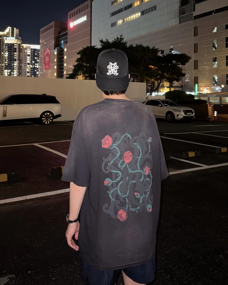 과감한 워싱, 강렬한 그래픽
확실한 빈티지 무드를 원한다면, 카미야의 세 가지 아이템✂️👕
최근 이동휘는 카미야의 아이템을 활용하여 완벽한 빈티지 스타일을 구사했습니다.
카미야는 2023년, 미하라 야스히로에서 활동하던 ‘코지 카미야’가 론칭한 브랜드입니다. 거친 워싱과 개성 있는 그래픽으로 독창적인 빈티지 무드를 제안하며, 일본 유스 세대를 중심으로 두터운 지지를 받고 있습니다.
1. KMY 울프 디스트레스드 티셔츠 - 브라운
브라운 컬러와 중앙에 배치된 늑대 그래픽이 강렬한 인상을 남깁니다. 전체적으로 적용된 데미지 디테일과 빈티지한 색감을 통해 룩에 자유분방한 감성을 더했습니다.
2. KMY 로즈 디스트레스드 티셔츠 - 블랙
워싱 처리된 블랙 컬러와 루즈한 실루엣이 조화를 이루는 티셔츠입니다. 카미야 특유의 러프한 워싱 디테일과 후면 장미 그래픽이 시크하면서도 퇴폐적인 분위기를 자아냅니다.
3. KMY 디스트레스드 메쉬 캡 - 네이비
네이비 컬러를 기반으로 한 메쉬 캡으로, 카미야 특유의 로고 그래픽이 돋보입니다. 부분적으로 적용된 해짐 처리와 거친 텍스처가 그런지한 무드를 드러내며, 룩에 강한 포인트로 작용했습니다. 이미지5