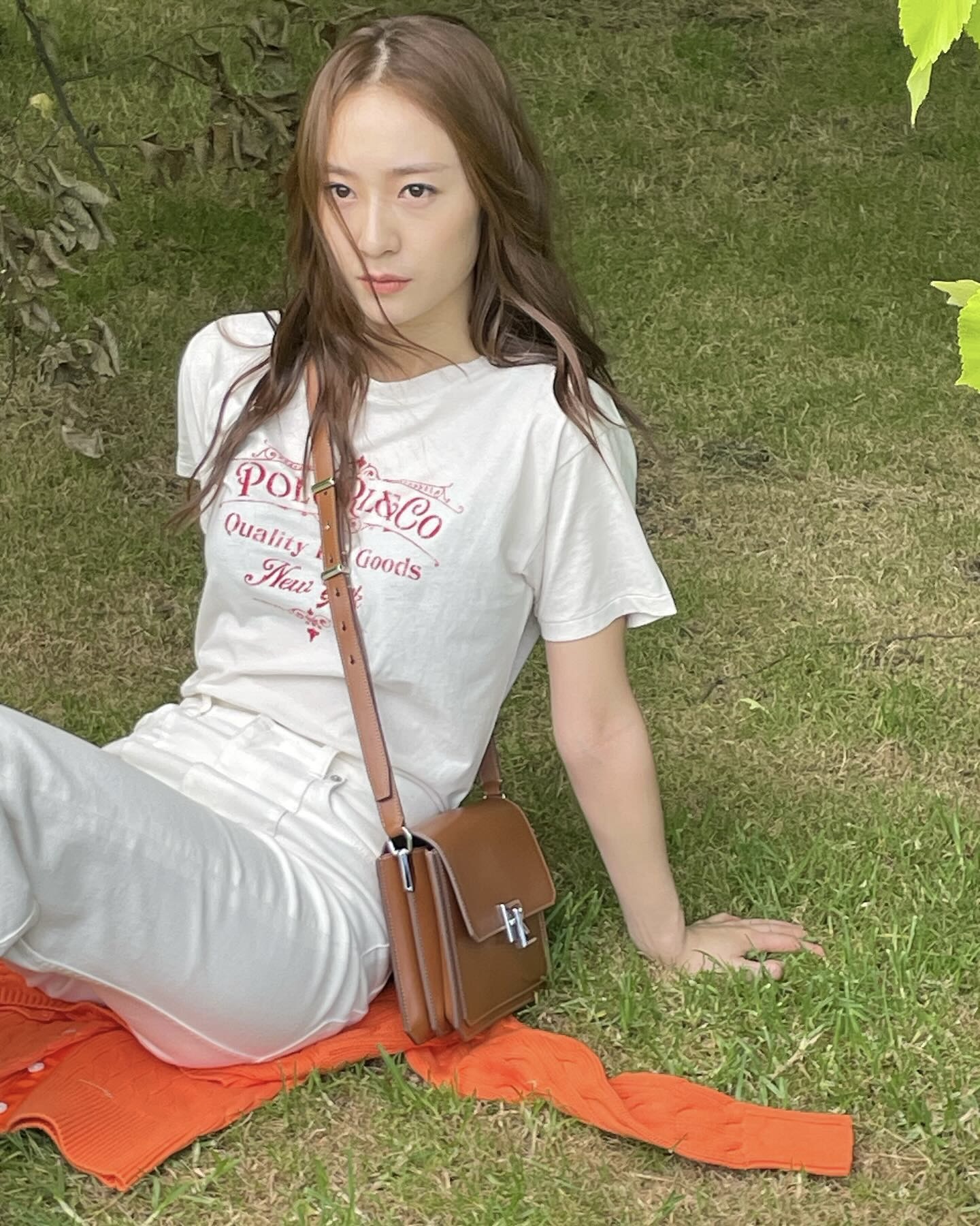 이래서 랄프 로렌 가방 드는구나✨
실용성과 고급스러움을 갖춘 랄프 로렌 잇템, 여기 모았습니다🤎

크리스탈이 사랑하는 브랜드, 랄프 로렌 가방 2가지를 소개합니다.

1. 라피아 미니 버킷백, 20만 원대
라피아 백은 천연 라피아를 직조하고, 부드러운 가죽으로 디테일과 탈부착 가능한 내부 파우치를 더한 미니 버킷백입니다. 내추럴 컬러로 어떤 여름 룩에도 잘 어울리며, 특히 민소매와 데님팬츠에 매치하면 시원한 여름 분위기를 극대화합니다.  

2. 카프스킨 크로스바디, 405만 원대
이 크로스백은 2개의 내부 수납공간과 폴리싱 처리된 스트랩 고정 장식이 돋보이는 가방입니다. 캐주얼한 티셔츠와 와이드팬츠에 브라운 컬러 가방을 매치해 클래식한 감성을 더했습니다. 이미지4
