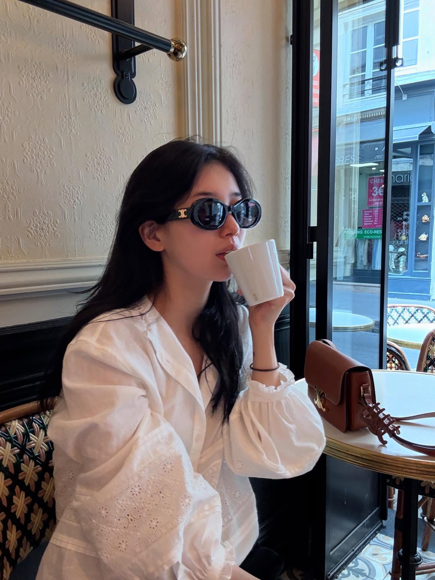 멋진 여성들의 선글라스 컬렉션😎

여름철 필수템 하면 뭐니 뭐니 해도 선글라스죠. 강한 자외선을 막아줄 뿐 아니라, 스타일에 세련된 포인트를 더해주는 아이템인데요.

과연 셀럽들이 최근 선택한 선글라스는 무엇일지, 지금 바로 소개합니다.✨

1. 수지
셀린느, 트리옹프 01 선글라스 아세테이트, 블랙, 73만 원

2. 김나영
젠틀몬스터, 코코아 01GD, 33만 원

3. 장희령
레이밴, RB4441D 6677 87, 블랙, 20만 1천 원 이미지2