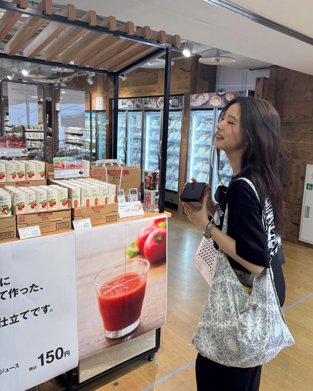 세경씨 근황 속 에코백 정보👀
일본 여행룩 공통점은 바로, 수납력 짱짱한 에코백입니다!✈️

신세경의 스타일과 취향을 담은 에코백 3가지 공개합니다.

1. 피에이치사점일삼 페이즐리 백, 2만 원대
신세경이 마트에 들를 때 선택한 에코백은 아이보리 컬러에 페이즐리 패턴이 돋보이는 넉넉한 사이즈의 백으로, 올 블랙 코디를 러블리하게 완성했습니다.

2. 리모우 헤링본 백, 7만 원대
미술관을 방문할 때는 견고한 쉐입과 지퍼 디테일이 특징인 헤링본 코튼의 시그니처 로고 자수 백을 들었습니다. 오버핏 네이비 셔츠에 슬랙스와 스니커즈를 매치해 깔끔한 룩을 연출했습니다.

3. 이미스 뉴 레오파드 코듀로이 백, 3만 원대
가벼운 외출 시에는 부드러운 실루엣의 레오파드 패턴이 더해진 에코백을 들고, 오버핏 로고 티셔츠와 와이드 팬츠를 함께 매치해 포인트를 더했습니다. 이미지