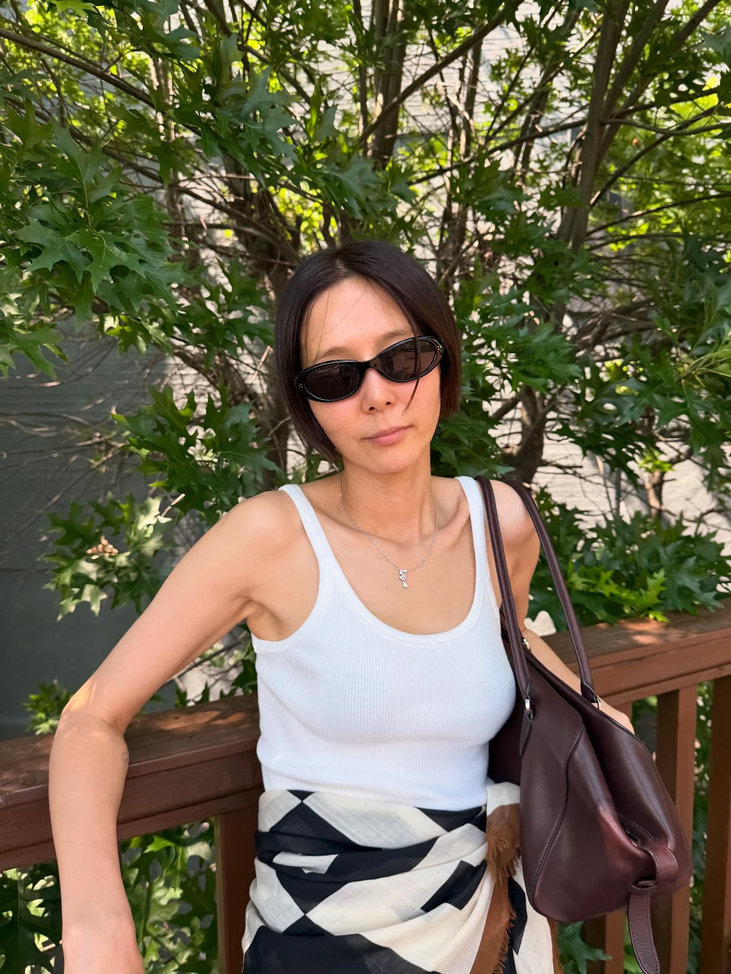 멋진 여성들의 선글라스 컬렉션😎

여름철 필수템 하면 뭐니 뭐니 해도 선글라스죠. 강한 자외선을 막아줄 뿐 아니라, 스타일에 세련된 포인트를 더해주는 아이템인데요.

과연 셀럽들이 최근 선택한 선글라스는 무엇일지, 지금 바로 소개합니다.✨

1. 수지
셀린느, 트리옹프 01 선글라스 아세테이트, 블랙, 73만 원

2. 김나영
젠틀몬스터, 코코아 01GD, 33만 원

3. 장희령
레이밴, RB4441D 6677 87, 블랙, 20만 1천 원 이미지4