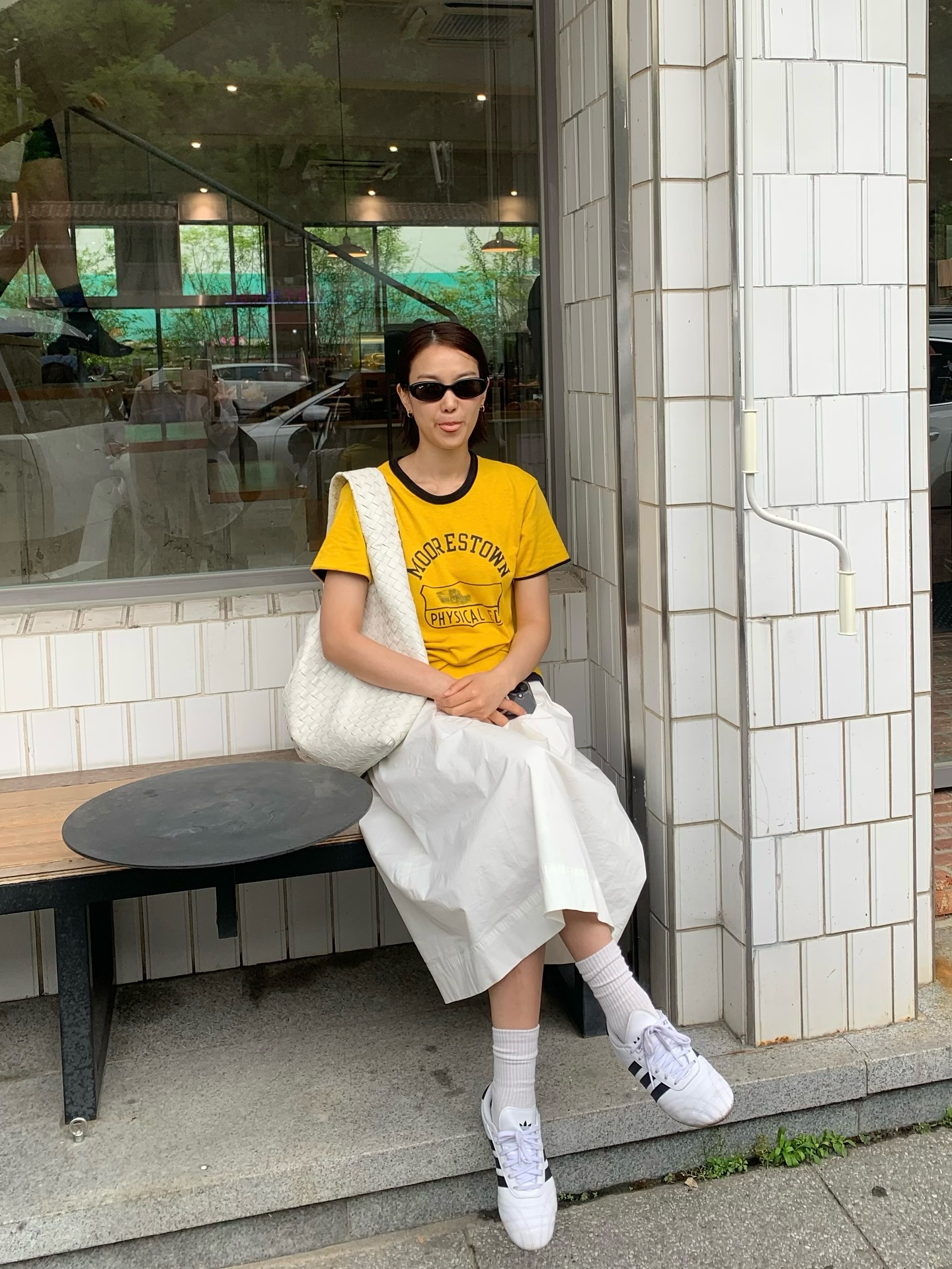 멋진 여성들의 선글라스 컬렉션😎

여름철 필수템 하면 뭐니 뭐니 해도 선글라스죠. 강한 자외선을 막아줄 뿐 아니라, 스타일에 세련된 포인트를 더해주는 아이템인데요.

과연 셀럽들이 최근 선택한 선글라스는 무엇일지, 지금 바로 소개합니다.✨

1. 수지
셀린느, 트리옹프 01 선글라스 아세테이트, 블랙, 73만 원

2. 김나영
젠틀몬스터, 코코아 01GD, 33만 원

3. 장희령
레이밴, RB4441D 6677 87, 블랙, 20만 1천 원 이미지7