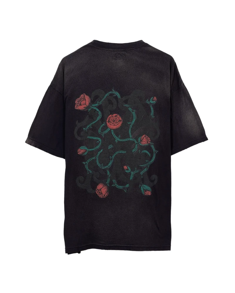과감한 워싱, 강렬한 그래픽
확실한 빈티지 무드를 원한다면, 카미야의 세 가지 아이템✂️👕
최근 이동휘는 카미야의 아이템을 활용하여 완벽한 빈티지 스타일을 구사했습니다.
카미야는 2023년, 미하라 야스히로에서 활동하던 ‘코지 카미야’가 론칭한 브랜드입니다. 거친 워싱과 개성 있는 그래픽으로 독창적인 빈티지 무드를 제안하며, 일본 유스 세대를 중심으로 두터운 지지를 받고 있습니다.
1. KMY 울프 디스트레스드 티셔츠 - 브라운
브라운 컬러와 중앙에 배치된 늑대 그래픽이 강렬한 인상을 남깁니다. 전체적으로 적용된 데미지 디테일과 빈티지한 색감을 통해 룩에 자유분방한 감성을 더했습니다.
2. KMY 로즈 디스트레스드 티셔츠 - 블랙
워싱 처리된 블랙 컬러와 루즈한 실루엣이 조화를 이루는 티셔츠입니다. 카미야 특유의 러프한 워싱 디테일과 후면 장미 그래픽이 시크하면서도 퇴폐적인 분위기를 자아냅니다.
3. KMY 디스트레스드 메쉬 캡 - 네이비
네이비 컬러를 기반으로 한 메쉬 캡으로, 카미야 특유의 로고 그래픽이 돋보입니다. 부분적으로 적용된 해짐 처리와 거친 텍스처가 그런지한 무드를 드러내며, 룩에 강한 포인트로 작용했습니다. 이미지7