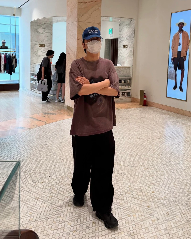 과감한 워싱, 강렬한 그래픽
확실한 빈티지 무드를 원한다면, 카미야의 세 가지 아이템✂️👕
최근 이동휘는 카미야의 아이템을 활용하여 완벽한 빈티지 스타일을 구사했습니다.
카미야는 2023년, 미하라 야스히로에서 활동하던 ‘코지 카미야’가 론칭한 브랜드입니다. 거친 워싱과 개성 있는 그래픽으로 독창적인 빈티지 무드를 제안하며, 일본 유스 세대를 중심으로 두터운 지지를 받고 있습니다.
1. KMY 울프 디스트레스드 티셔츠 - 브라운
브라운 컬러와 중앙에 배치된 늑대 그래픽이 강렬한 인상을 남깁니다. 전체적으로 적용된 데미지 디테일과 빈티지한 색감을 통해 룩에 자유분방한 감성을 더했습니다.
2. KMY 로즈 디스트레스드 티셔츠 - 블랙
워싱 처리된 블랙 컬러와 루즈한 실루엣이 조화를 이루는 티셔츠입니다. 카미야 특유의 러프한 워싱 디테일과 후면 장미 그래픽이 시크하면서도 퇴폐적인 분위기를 자아냅니다.
3. KMY 디스트레스드 메쉬 캡 - 네이비
네이비 컬러를 기반으로 한 메쉬 캡으로, 카미야 특유의 로고 그래픽이 돋보입니다. 부분적으로 적용된 해짐 처리와 거친 텍스처가 그런지한 무드를 드러내며, 룩에 강한 포인트로 작용했습니다. 이미지2