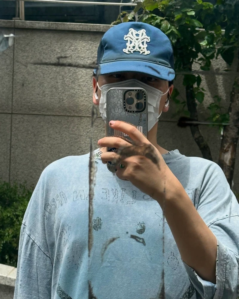 과감한 워싱, 강렬한 그래픽
확실한 빈티지 무드를 원한다면, 카미야의 세 가지 아이템✂️👕
최근 이동휘는 카미야의 아이템을 활용하여 완벽한 빈티지 스타일을 구사했습니다.
카미야는 2023년, 미하라 야스히로에서 활동하던 ‘코지 카미야’가 론칭한 브랜드입니다. 거친 워싱과 개성 있는 그래픽으로 독창적인 빈티지 무드를 제안하며, 일본 유스 세대를 중심으로 두터운 지지를 받고 있습니다.
1. KMY 울프 디스트레스드 티셔츠 - 브라운
브라운 컬러와 중앙에 배치된 늑대 그래픽이 강렬한 인상을 남깁니다. 전체적으로 적용된 데미지 디테일과 빈티지한 색감을 통해 룩에 자유분방한 감성을 더했습니다.
2. KMY 로즈 디스트레스드 티셔츠 - 블랙
워싱 처리된 블랙 컬러와 루즈한 실루엣이 조화를 이루는 티셔츠입니다. 카미야 특유의 러프한 워싱 디테일과 후면 장미 그래픽이 시크하면서도 퇴폐적인 분위기를 자아냅니다.
3. KMY 디스트레스드 메쉬 캡 - 네이비
네이비 컬러를 기반으로 한 메쉬 캡으로, 카미야 특유의 로고 그래픽이 돋보입니다. 부분적으로 적용된 해짐 처리와 거친 텍스처가 그런지한 무드를 드러내며, 룩에 강한 포인트로 작용했습니다. 이미지8