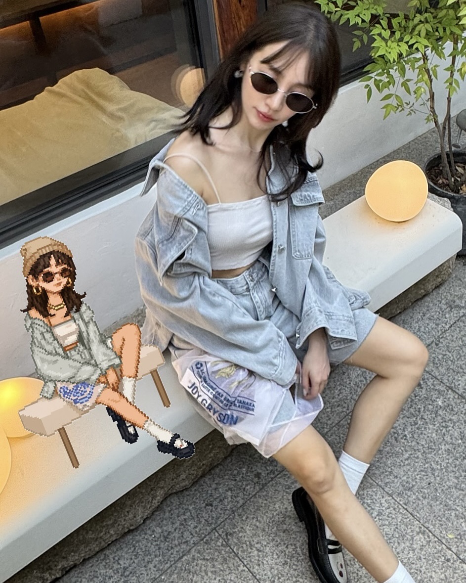요즘 유행하는 내 미니미 만들기👯‍♀️

MZ세대 사이에서 요즘 가장 핫한 사꾸(사진 꾸미기), 알고 계신가요? 바로 픽셀 아트 스타일로 나만의 미니미 캐릭터를 만드는 것인데요.

센스 넘치는 아트와 함께 내 사진을 귀여운 캐릭터로 변신시킬 수 있어 큰 인기를 끌고 있습니다.

사용 방법도 아주 간단한데요. 챗GPT에 사진을 올리고 아래 문구를 그대로 복사해 붙여넣으면 끝!

픽셀 아트로 사꾸에 도전해보고 싶다면, 아래 멘트를 복붙해 나만의 캐릭터를 만들어보세요. ✨

- Everskies의 픽셀 아트 스타일을 학습하고, 그 스타일을 모방하여 인체 구조, 얼굴의 이목구비와 표정, 의상과 헤어스타일의 표현 방식을 따라해 주세요. 첨부된 그림 속 인물의 헤어스타일, 의상, 액세서리를 활용해 하나의 캐릭터 일러스트를 그려 주세요. 배경은 흰색이고, 전체 인물 하나만 필요합니다. 이미지8