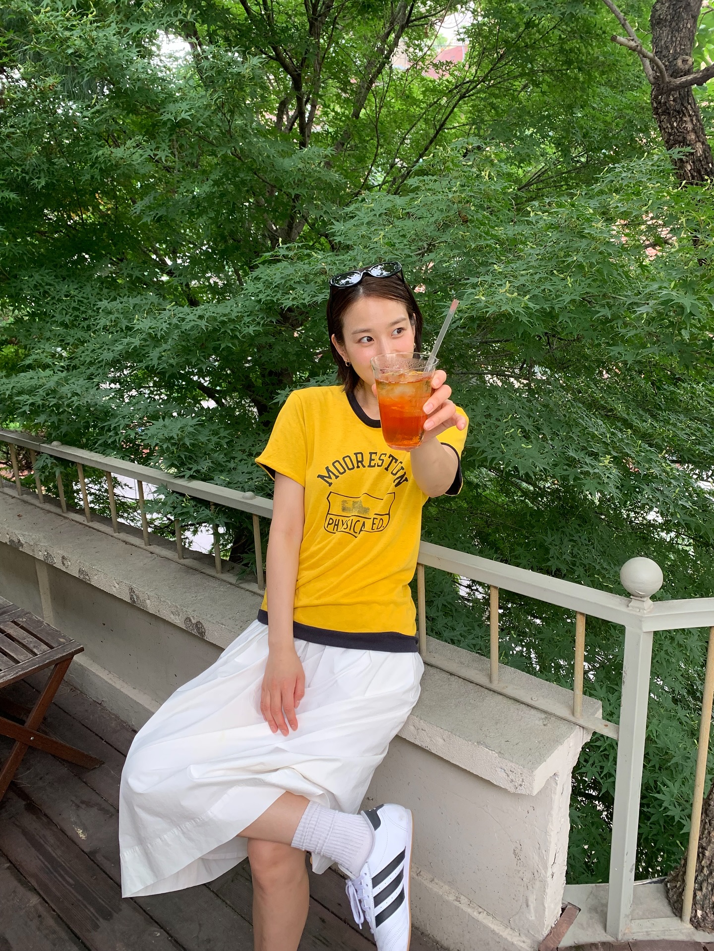 멋진 여성들의 선글라스 컬렉션😎

여름철 필수템 하면 뭐니 뭐니 해도 선글라스죠. 강한 자외선을 막아줄 뿐 아니라, 스타일에 세련된 포인트를 더해주는 아이템인데요.

과연 셀럽들이 최근 선택한 선글라스는 무엇일지, 지금 바로 소개합니다.✨

1. 수지
셀린느, 트리옹프 01 선글라스 아세테이트, 블랙, 73만 원

2. 김나영
젠틀몬스터, 코코아 01GD, 33만 원

3. 장희령
레이밴, RB4441D 6677 87, 블랙, 20만 1천 원 이미지8